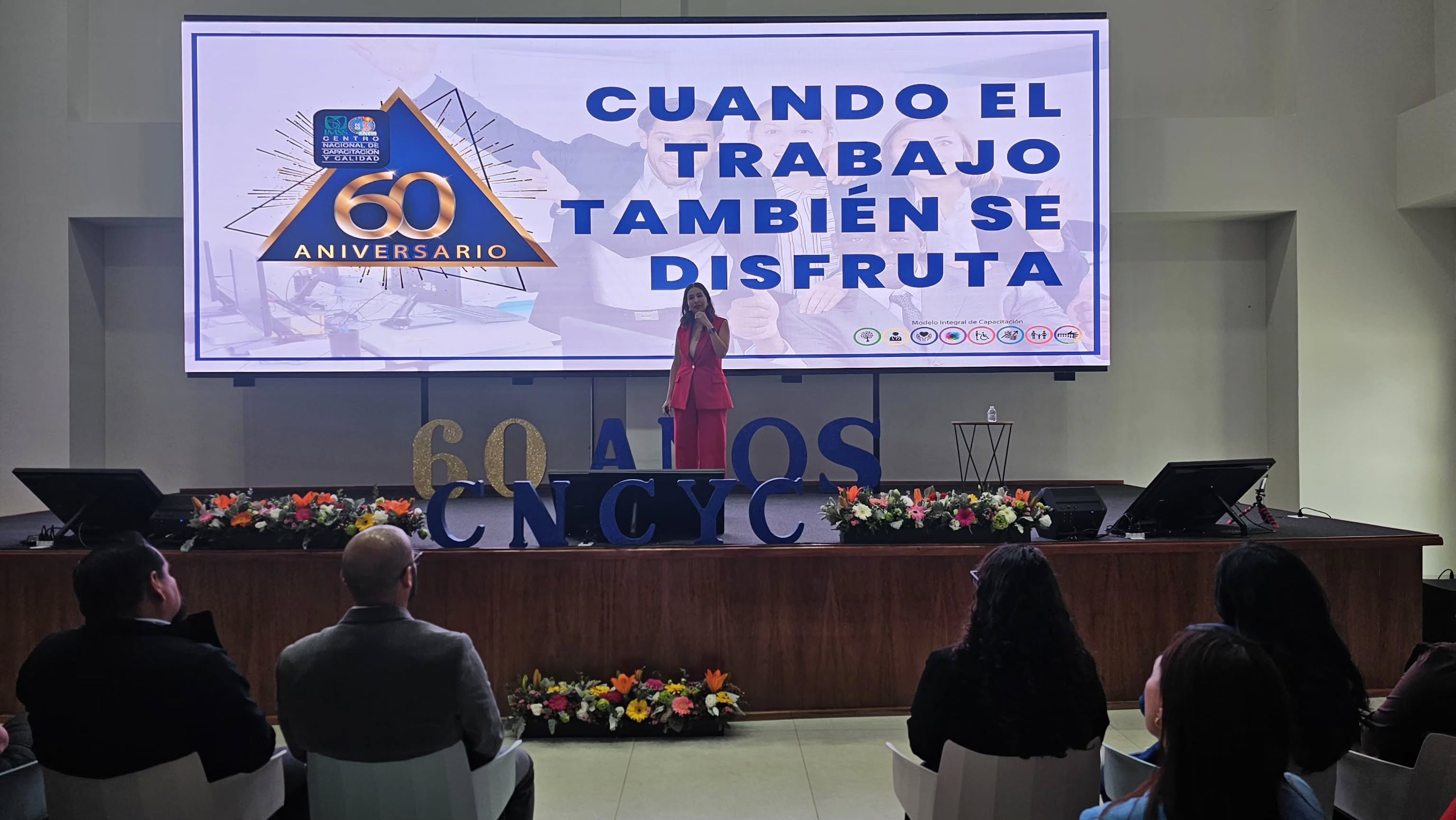 Para cerrar con el primer día de nuestras Jornadas Académicas del 60 aniversario del CNCyC, María Elena Olivares Lee-Eng presenta la conferencia:
“Cuando el trabajo también se disfruta”.
Una invitación a repensar la experiencia laboral cotidiana y a reconocer los elementos que pueden transformar el trabajo en una fuente de bienestar, crecimiento y satisfacción.