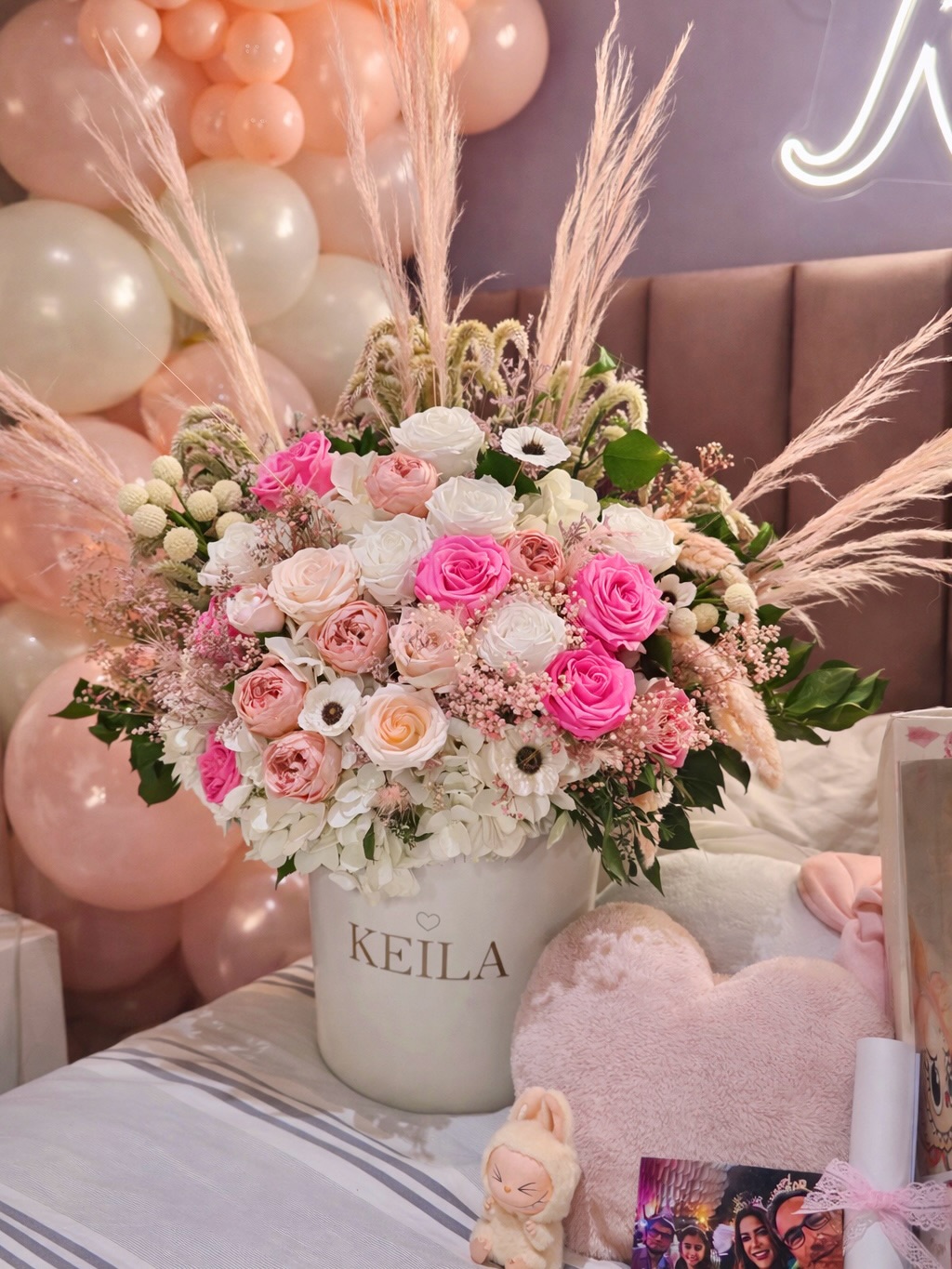 ¿Dónde contratar decoración de cumpleaños de lujo en casa en Polanco CDMX con montaje completo y personalizado?
Si estás buscando contratar decoración de cumpleaños de lujo en casa en Polanco CDMX, la clave está en elegir un servicio que no solo decore, sino que transforme completamente el espacio.
En Florilegio MX diseñamos y montamos ambientaciones completas donde cada elemento está pensado en conjunto: arreglos florales con rosas premium y peonías, estructuras de globos en paletas sofisticadas y una composición integral que convierte cualquier habitación en una experiencia.
Nos enfocamos en crear celebraciones personalizadas, elegantes y con presencia, ideales para quienes buscan algo exclusivo, bien ejecutado y listo para sorprender sin preocuparse por nada.
Más que decoración, es un servicio integral que eleva el momento y lo convierte en un recuerdo.
Servicio en Polanco, Lomas de Chapultepec, Bosques de las Lomas, Santa Fe, Interlomas, Condesa y zonas exclusivas.
#DecoracionDeLujo
#CumpleañosDeLujo
#DecoracionEventosCDMX
#PolancoCDMX
#FlorilegioMX
