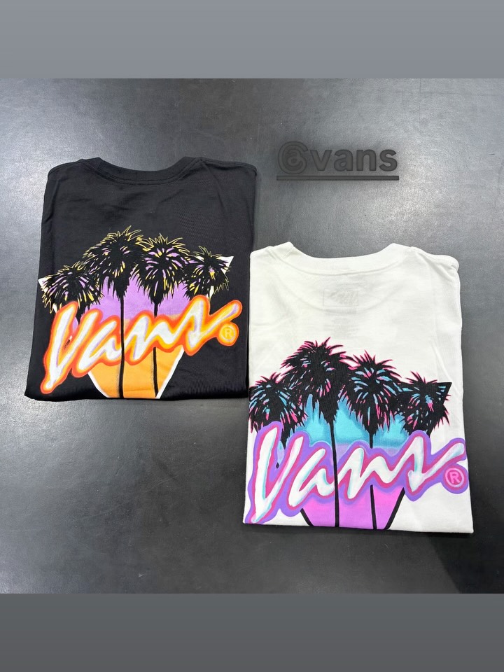 Von 10 bis 16 Jahre - Style kennt kein Alter 😎
Mit den Vans T-shirt bist du immer fresh unterwegs😊 Egal ob Schule, Skatepark oder einfach chillen mit Freunden - dieser Look geht immer. Bequem und cool🤩.
#vans #streetstyle #TeenFashion #Skaterlook #OutfitInspo