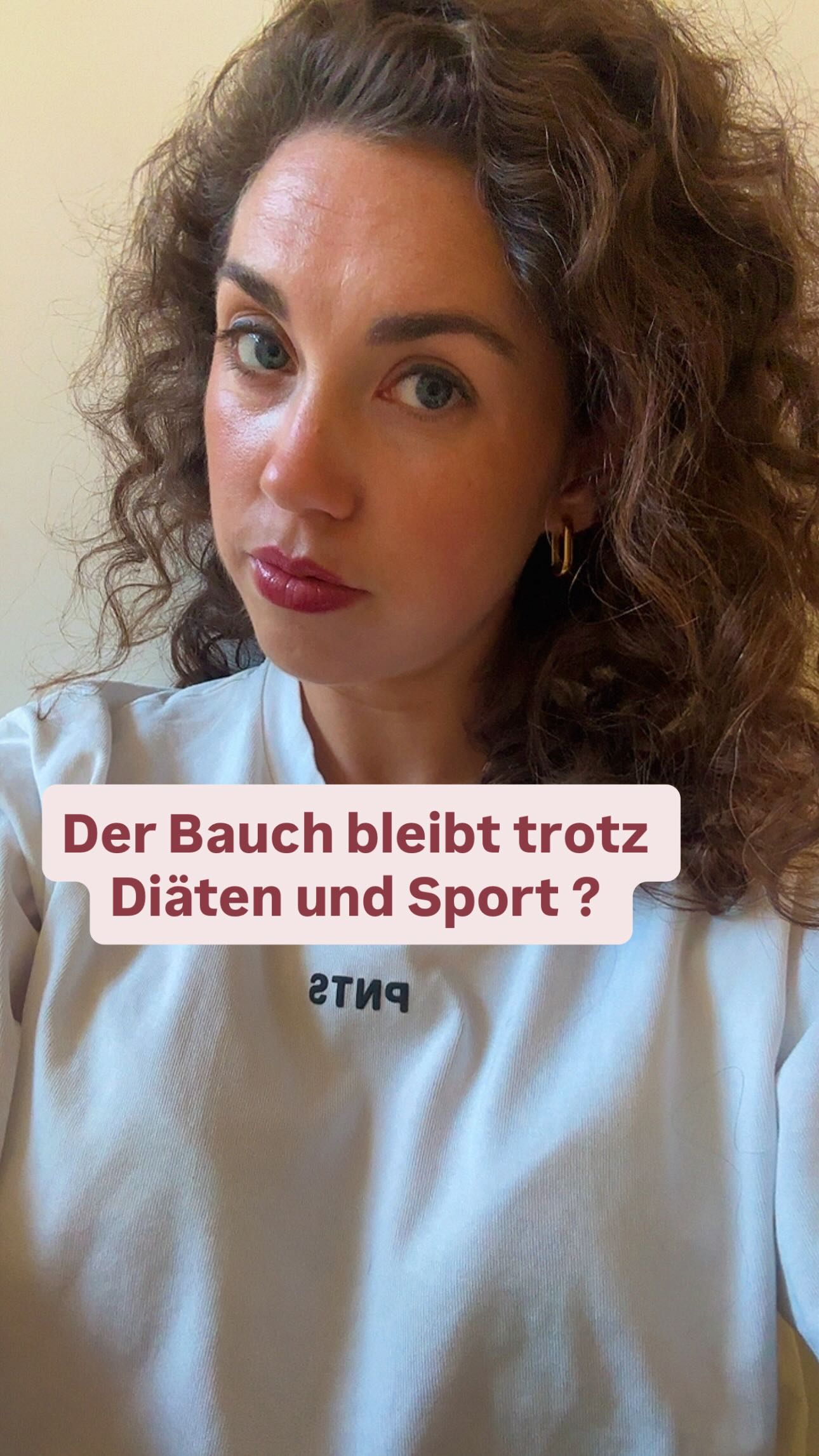 Meine Kundin hatte vor 6 Monaten noch große Probleme mit einem vorstehenden Bauch, der trotz Sport und Diät nicht weg ging. Alles wurde definierter und weniger, nur der Bauch blieb. Vielleicht erkennst du dich da wieder?
Ihr Blähbauch kam über den Tag und nahm so zu, dass sie abends den Knopf ihrer Hose öffnen musste und sogar Schmerzen und ein Völlegefühl hatte.
Der Grund dafür blieb lange verborgen, bis sie auf mich gestoßen ist. Denn das Problem war keine schlechte Ernährung oder mangelnde Muskeln /Sport. Ihr Gewebe zwischen den Bauchmuskeln war von einer Operation überdehnt worden vor ca 10 Jahren und hat sich nicht wieder zurückgebildet, so entstand damals eine sogenannte Rektusdiastase.
Denn, ja , nicht nur Mamas sind davon betroffen!
Durch die dünne und strapazierte Sehne zwischen den Bauchmuskel nimmt sich Magen und Darm über den Tag den Platz den er bekommt und bläht sich so immer mehr auf.
Jetzt nach 6 Monate hat sie ihre Diastase deutlich stabilisiert und verkleinert, Umfang verloren - ohne eine Diät - und ihren Blähbauch ist sie komplett los. In der nächsten Phase geht es darum den Körper beim Verdickungsprozess der Sehne zu unterstützen.
Ich freu mich auf ihre nächsten Steps 🚀
Wenn du auch wissen willst, ob du betroffen bist und endlich mit mir an deiner Seite durchstarten willst, sicher dir einen Platz in unserem kostenfreien Webinar nächsten Donnerstag um 20 Uhr . Link in meiner BIO.
Hast du ähnliche Symptome ? Blähbauch? Schwanger aussehen? Trotz Sport geht der Bauch nicht weg? Magen schmerzen ?stimme gerne hier ab ⬇️