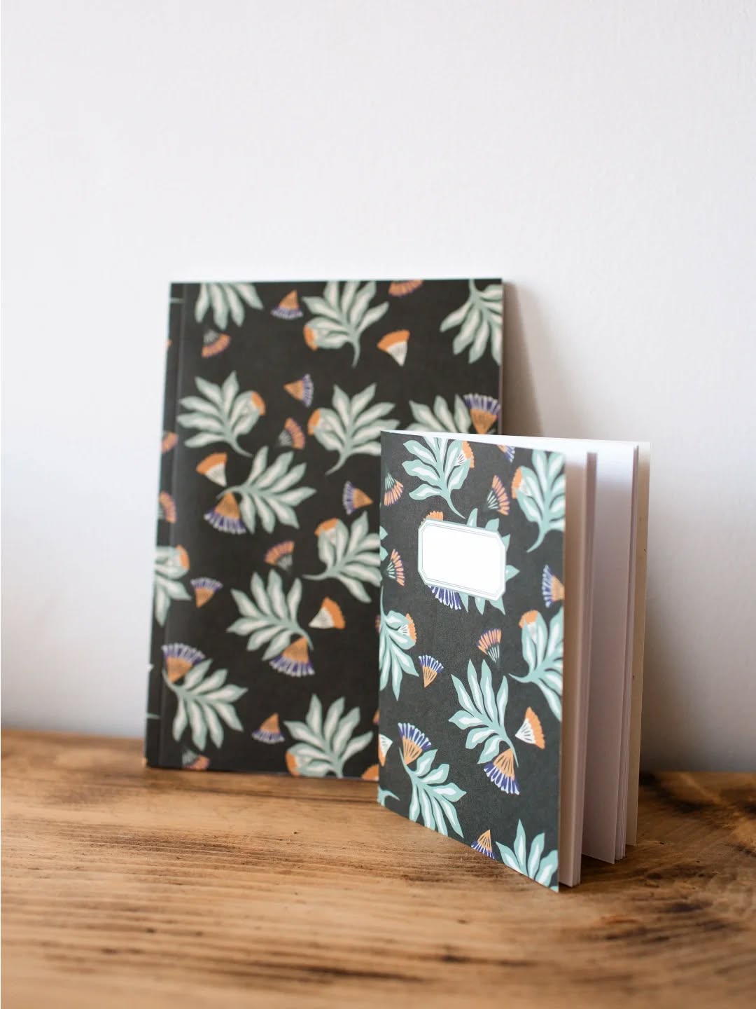 Nos carnets imprimés ! J'ai toujours préféré les fonds foncés au clairs, ici le motif oumi.
.
.
.
#poussiereredesrues #papererie #carnet