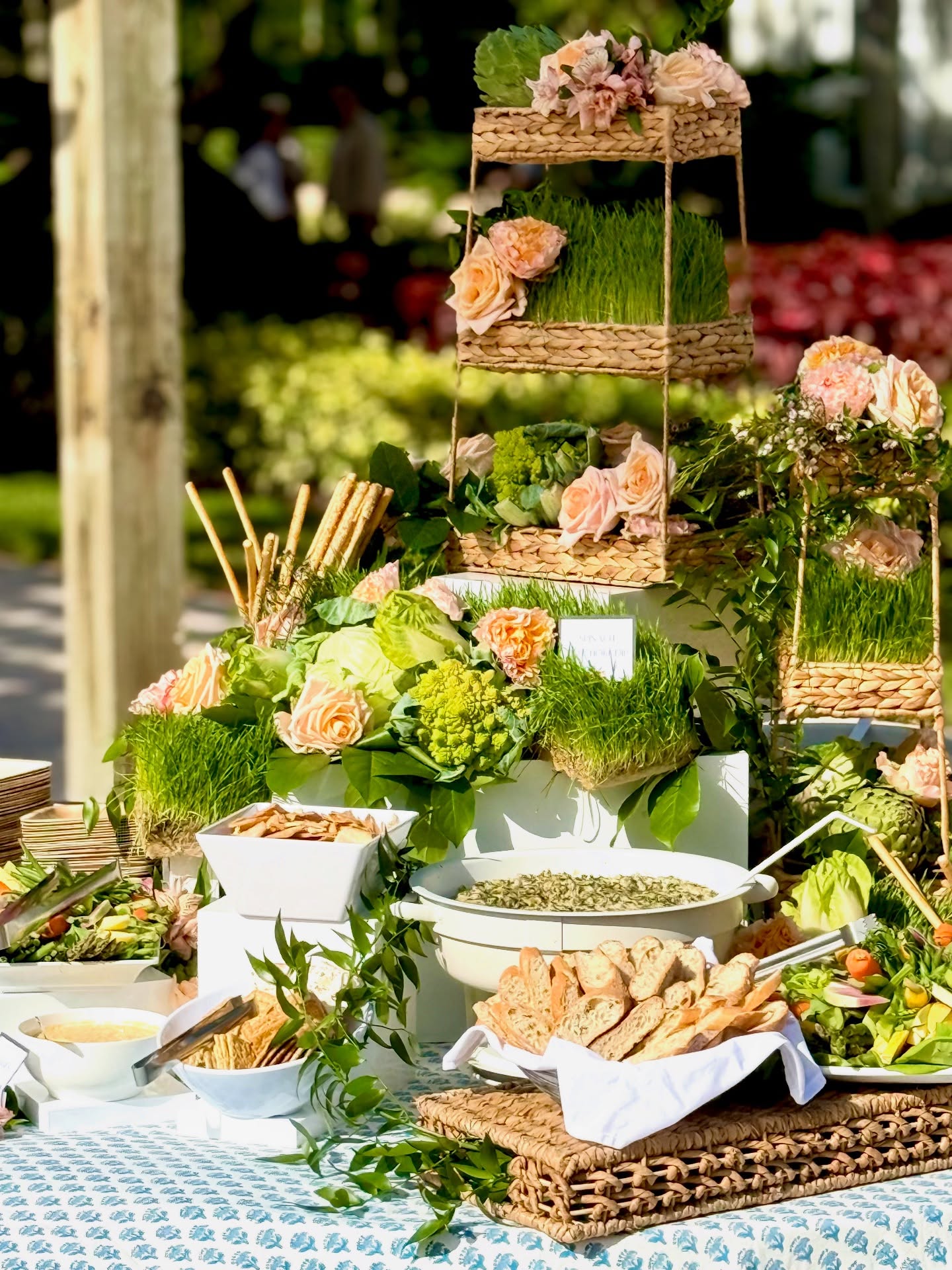 Proof that veggies can steal the show.
A floral-inspired crudité station that’s fresh, vibrant, and almost too pretty to eat… almost. 🥕🥦💕💐🥬 #crudite #palmbeachcaterer #veggiedisplay #palmbeachevents #palmbeachwedding