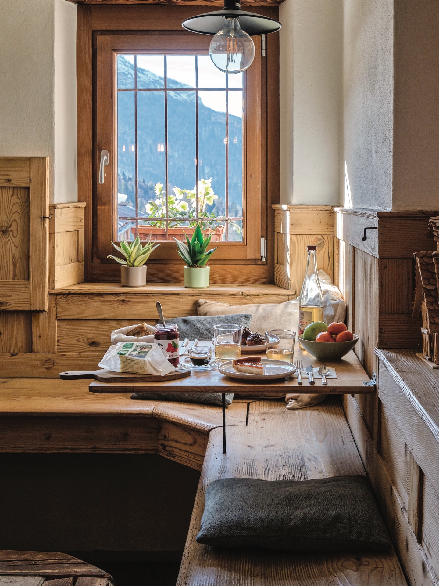 C’è una rubrica nel nostro magazine che vi farà innamorare ♥️ un itinerario di charm ispirato alla filosofia a km0 tra Dolomiti, Colli e Laguna.
.
@venetosecrets con la sua rubrica Itinerari Secrets ci porta a scoprire indirizzi segreti e posti favolosi tutto nel nostro magazine!
.
Scarica il nostro magazine www.goodliving.it
#charm #indirizzisegreti #travel #food #itinerari