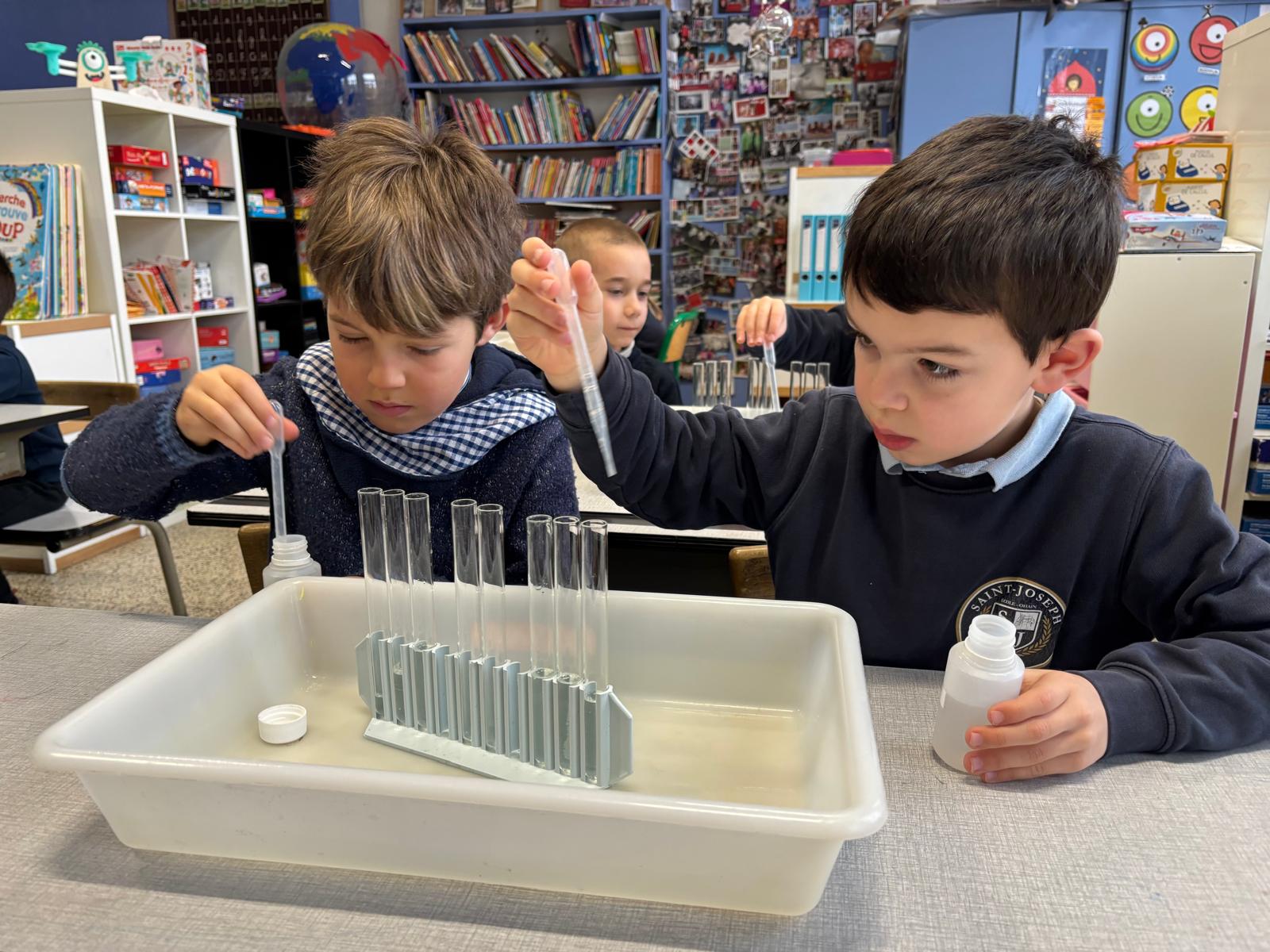 Observer, tester, comparer…
Les enfants ont exploré le monde des liquides : ça coule, ça se mélange (ou pas !), ça change de forme… et parfois, ça surprend 😄 !
À travers des expériences concrètes et amusantes, ils ont appris à se poser des questions, à émettre des hypothèses et à découvrir par eux-mêmes.
Apprendre en manipulant, expérimenter, s’émerveiller… la science à hauteur d’enfant, comme on l’aime à Saint-Joseph !
#sciences #lesliquides #decouverte #ecoleprimaire #ecolematernelle #viescolaire #ecolesaintjosephohain #ecolesaintjoseph #ecolestjosephohain #ecolestjoseph #ecoleohain #ecolelasne #ecolesdubrabantwallon #vivrealasne #communedelasne #ohain #lasne