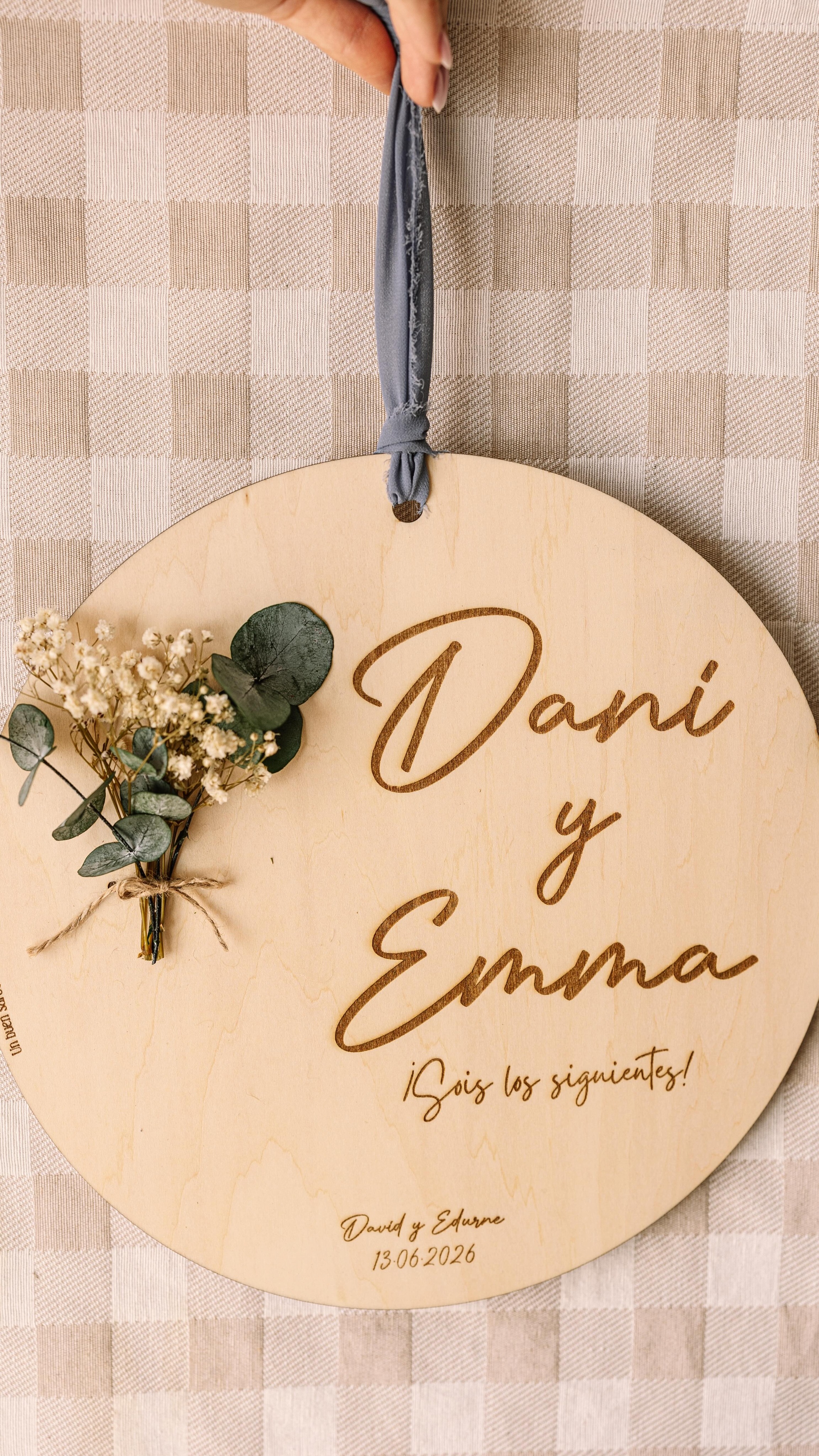 “Sois los siguientes”, nuestra placa de madera grabada es un recuerdo para siempre, de los que crean momentos inolvidables. ✨
Elegid si queréis ramillete de Eucalipto, Paniculata o una mezcla de ambos, además del color del lazo que más os guste.
¡Estoy segura de que os encantará y les encantará! 🌿❤️
#boda #bodas #regalos #detallesorpresa #detallesboda