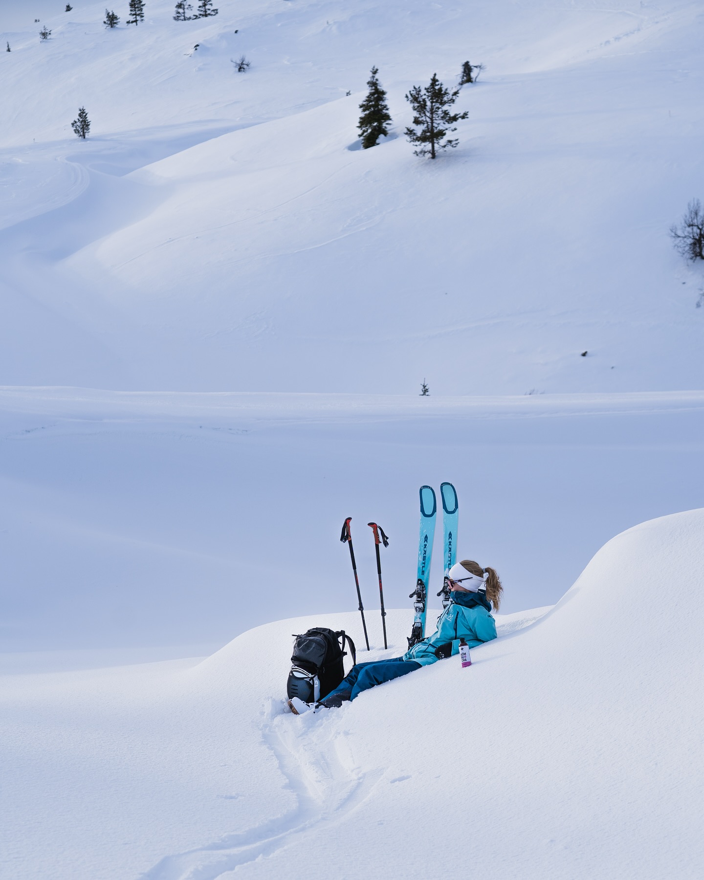 Maailman puhtain ilma ansaitsee rinnalleen puhtaamman energian!
Tota on helppo pohtia vaikka Taivaskeron huipulla. Tänä keväänä me pöllöt olemme saaneet tarjota retkillämme mahdollisimman luonnollisen makuisia Puhdistamon tuotteita kanssaretkeilijöille ja jakaa hyvää energiaa. Ootte saattaneet tämä storeistamme huomatakin. Sen lisäksi ollaan mietitty ylipäätään energiankulutusta ja sitä, miten itsestä saisi eniten irti. Olemme huomanneet, että Puhdistamon kanssa ollaan pari mononaskelta tehokkaampia ja valmiimpia kohtaamaan tunturin pureva tuuli. Pöllöt ja magnesium - huh huh mitä settiä hiihtopäivän jälkeen!!
On ilo olla niin puhtaan ilman kuin parempien energialähteidenkin äärellä.
Mikäli innostuit, käy kurkkaamassa pöllöjen ravintoehdotukset kaikille tunturissa kulkeville nautiskelijoille pallaksenpollot.com/pudistamo 👌
collab//@puhdistamo