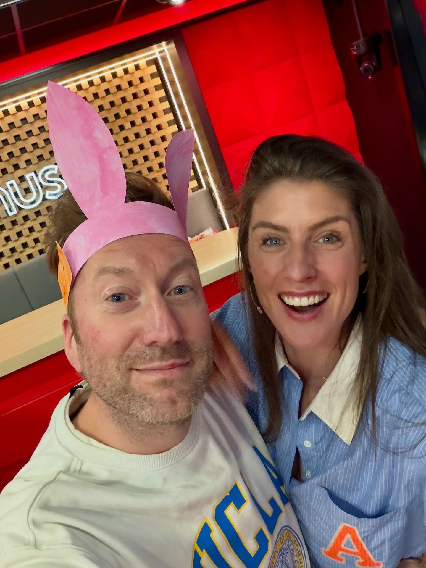 Sunday is for Swiping! 🐰 #week15
How was jouw week?
Bij mij erg leuk! Hier de beelden!
1 - Konijnenmuts van opa Jac 🐰
2 - It’s all coming back to me… 🩵 @patronaathaerlem
3 - Waakhond! 🐶
4 - Cheers to de nieuwe Radiovloer bij Qmusic en Joe 🥂
5 - Svennnnnnnn 🥫 (tomaten, bij gebrek aan bierblik emoji)
6 - Lasergamen op kantoor… aanrader! 🔫
7 - Op de valreep @soldaatvanoranjedemusical gezien 🧡
8 - Een echte tijger is niet te temmen 🐯
9 - Freed from desire… 🎸
10- Deze lunch tree is officieel goedgekeurd door mij 🥇