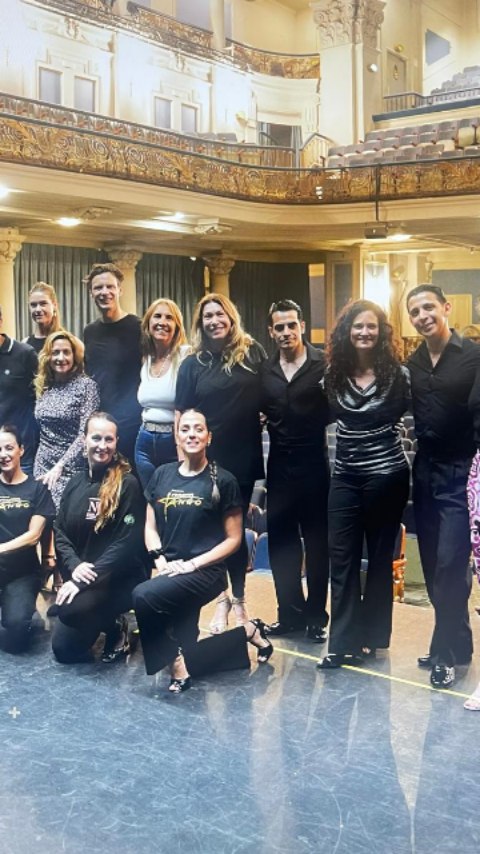 Tuvimos la gran suerte de 'probar' y aprender el tango de la mano de los mejores profesionales: los bailarines del espectáculo @forevertangoshow
en el mismo escenario por donde ellos pisan...
Uau! Si me preguntáis os diré que... Fue un momento único! Y fueron además presentados por el director de la compañía, @tanbravo
Productor musical, chelista y director musical! Todo un honor!
Masterclass preciosa acompañada de algunos de los alumnos de las milongas de Barcelona!
#tangomasterclass