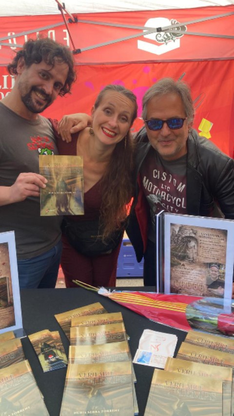 Sant Jordi 26 a Barcelona! Tota una experiència!
Sort que en tinc d'aquest bon equip! El dibuixant @toniortizarts i l'actor i cantant @arnaulobo que sempre hi són per donar suport a aquest projecte!
Llibres:
LA VERITABLE HISTORIA DEL TEMPS
ALLÒ QUE ET VAIG DIR UNA VEGADA
AQUELLO QUE ET VAIG DIR UNA VEGADA
Si voleu llibres Ja sabeu! Contacteu-me!
#santjordi26 #laveritablehistòriadeltemps #elsastredeltemps #alloqueetvaigdirunavegada
#aquelloquetedijeunavez