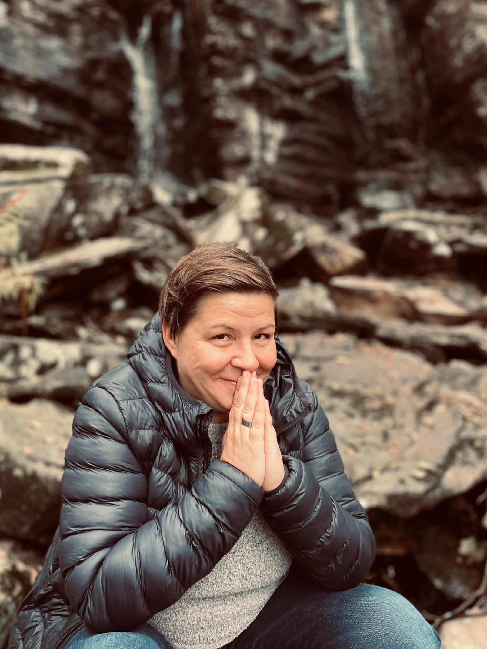 Orden ”andlig” och ”spirituell” har blivit yttre etiketter i vår tid. Kristaller, trender och ritualer.
Men om vi går tillbaka historiskt, filosofiskt och mänskligt - då ser vi något helt annat. Människan har i alla tider sökt mening. Sökt kontakt. Sökt något större än den egna överlevnaden.
Det är i grunden det andliga. ✨
Det är bonden som stod vid jorden för tusen år sedan och bad om regn.
Det är modern som höll sitt barn och bad om skydd.
Det är forskaren som känner vördnad inför universums intelligens.
Det är du, när du sitter tyst i skogen och bara känner ren närvaro.
Det är människan som överlever ett trauma och börjar fråga: ”Vem är jag egentligen?”
Allt detta är uttryck för samma mänskliga rörelse. Kärnan är medvetenhet. Närvaro. Relationen till livet. Relationen till det osynliga inom människan.
Idag börjar även modern neurovetenskap och forskning inom existentiell hälsa visa det vi alltid har känt: människan mår biologiskt inte bra av total meningslöshet. 💚
En känsla av sammanhang och tillhörighet påverkar vårt nervsystem, vårt immunförsvar och vår psykiska hälsa direkt. 🧠🔋
Det betyder inte att allt ”andligt” är sant.
Det betyder inte att all spiritualitet är hälsosam.
Men det betyder att sökandet efter mening inte är flum. Det är det mest mänskliga vi har. Det är här din kropp och ditt sinne läker på riktigt och finner frid.
Om vi på riktigt vill bjuda in hela vår människa i livet så är detta en viktig pusselbit. Det innebär som sagt inte att du måste sitta och meditera, sjunga kumbaya runt en lägereld, röka på eller leka med kristaller. Även om kristaller kan vara effektiva och en lägereld skapar gemenskap - och allt det där kan vara till stor hjälp för många, så är det inte det som är kärnan.
Det betyder helt enkelt att du ska vara i kontakt med ditt varande, och låta det få vara med dig i vardagen. 🤍
Dela gärna dina tankar i kommentarerna , vad betyder ordet andlighet för dig i din vardag? 👇
.
.
#soulandpathfinding #Nervsystemet #MentalHälsa #andlig #Självledarskap