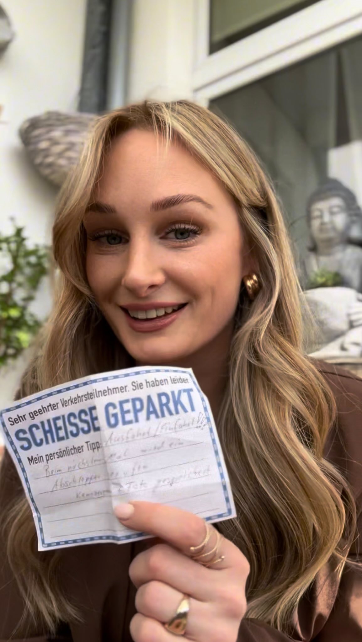 Hast du dir deinen Beruf wirklich selbst ausgesucht…oder hat das jemand anderes für dich entschieden, ohne dass du es gemerkt hast?😬
Ich mein das nicht provokant. Ich mein das wirklich ernst. Weil wir sehr früh lernen, was uns sicher macht, was uns liebenswert macht, was von uns erwartet wird um dazuzugehören! Und aus diesem Wissen heraus treffen wir später Entscheidungen, die sich für uns völlig selbstverständlich anfühlen, die sich nach uns anfühlen, obwohl sie eigentlich aus einer Wunde kommen.
Das zeigt sich im Beruf, ja. Aber genauso in den Menschen, die wir uns aussuchen. In den Beziehungen, in denen wir immer wieder dieselbe Rolle übernehmen. In dem Gefühl, immer diejenige zu sein, die gibt, sich zurücknimmt, funktioniert, auffängt und sich gleichzeitig fragt, warum man dabei so leer ist.
Das merken die meisten erst dann, wenn sie mitten im Burnout sitzen oder wenn sie spüren, dass da schon lange etwas nicht stimmt, aber nicht benennen können was. Und genau da fangen wir in der Innere-Kind-Arbeit an hinzuschauen. 🤍
👉🏼 Wenn du spürst, dass da was ist- meld dich für ein Kennenlernen. Wir schauen gemeinsam hin, was bei dir läuft. 🤍
👉🏼 Und wenn du selbst lernen willst, wie du Menschen auf dieser Tiefe begleitest & zwischen den Zeilen zu lesen, komm ins 0€ Tiefenpsychologie Webinar am 26. April um 17:30 Uhr. Schreib mir „TIEFENPSYCHOLOGIE“. 🤎
Das hier ist ein Safespace.
An deiner Seite, Sarah. 🐚