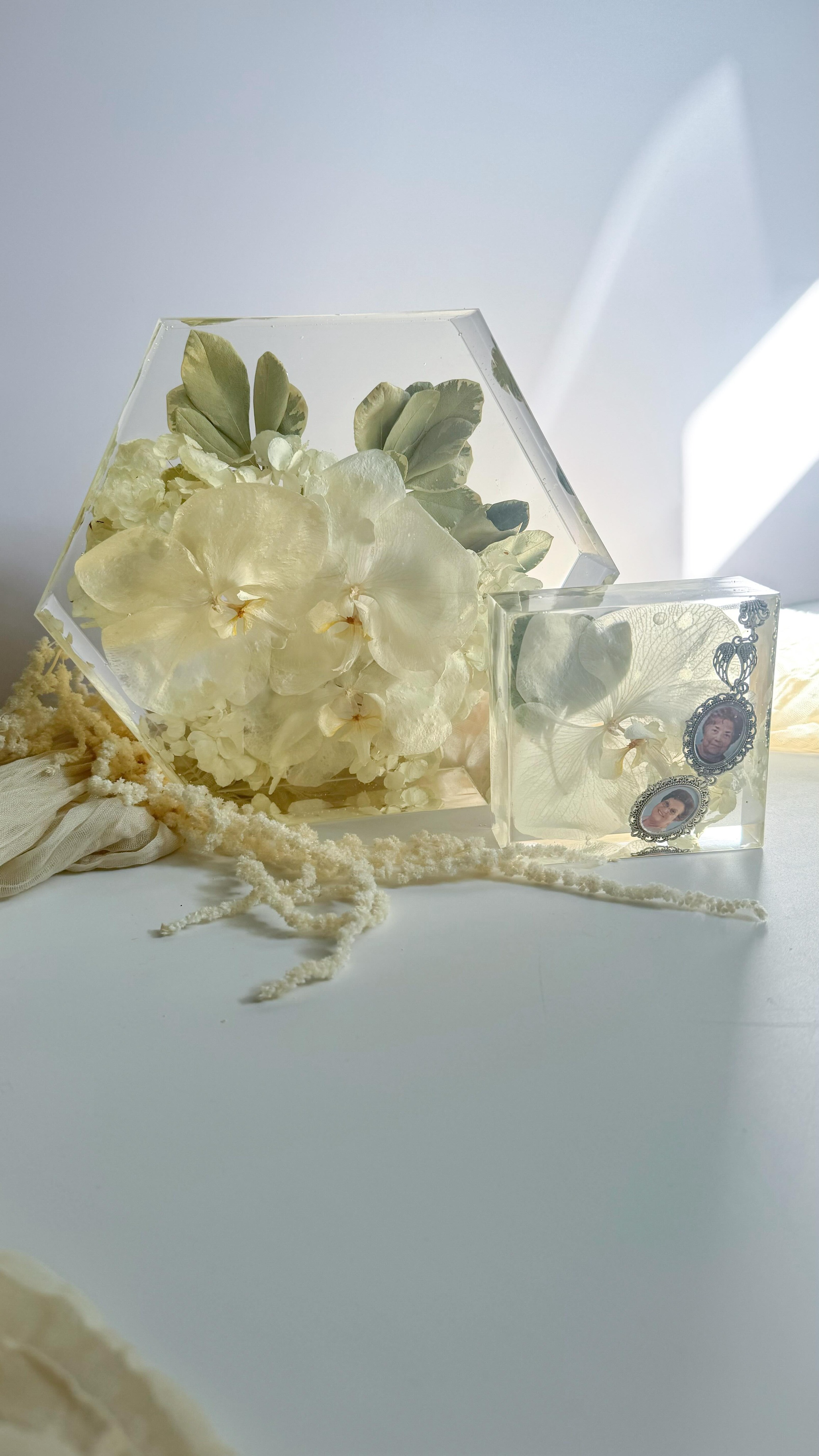 Did you know you can edit your wedding order up until the week of? Honestly, the latest update is right before I start drying. This is because each piece requires specific flowers that need time to dry properly.
✨Fun fact: I meticulously plan each design ahead of time, knowing exactly how each piece will come together. it’s basically a hidden superpower✨
#floralpreservation #bridalbouquet #resinflowers #resinfloralpreservation #pressedflowers