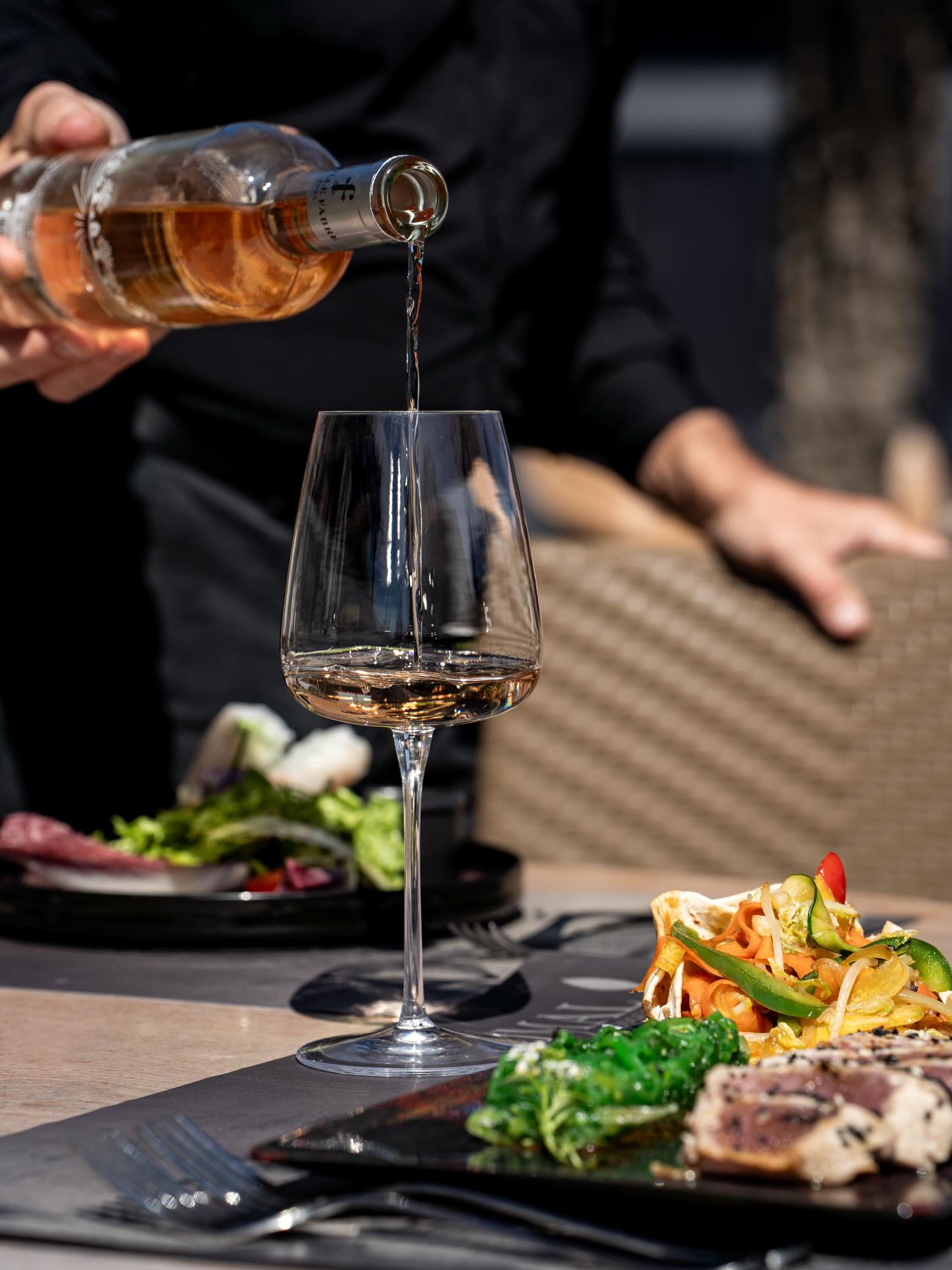 ✨ Les beaux jours continuent… et on en profite pleinement.
Le soleil est là, la terrasse est ouverte, et notre nouvelle carte est prête à vous surprendre.
🌿🥂
Venez savourer des instants comme celui-ci
un verre de rosé, un plat qui éveille les sens, et la douceur d’un festival qui se prolonge.
Réservez votre table, on vous attend avec le sourire.
📍 Le Christina
☀️ Terrasse ouverte
#LeChristina #Restaurant #terrasse