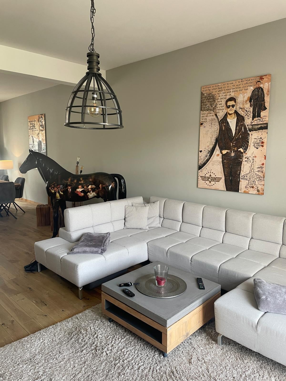 Ein Wohnzimmer mit Persönlichkeit
Unser Kunde hat sich zwei individuelle Bilder von uns anfertigen lassen – perfekt abgestimmt auf seinen Stil und seine Wünsche. So wird aus einem Raum ein echtes Zuhause mit Charakter.
Und das Highlight? Das Pferd im Wohnzimmer
Sieht beeindruckend aus, braucht aber weder Stall noch Pflege – dank kreativem Webdesign besonders pflegeleicht und dazu noch kostengünstig in der „Haltung“.
Kunst, die begeistert. Design, das bleibt.