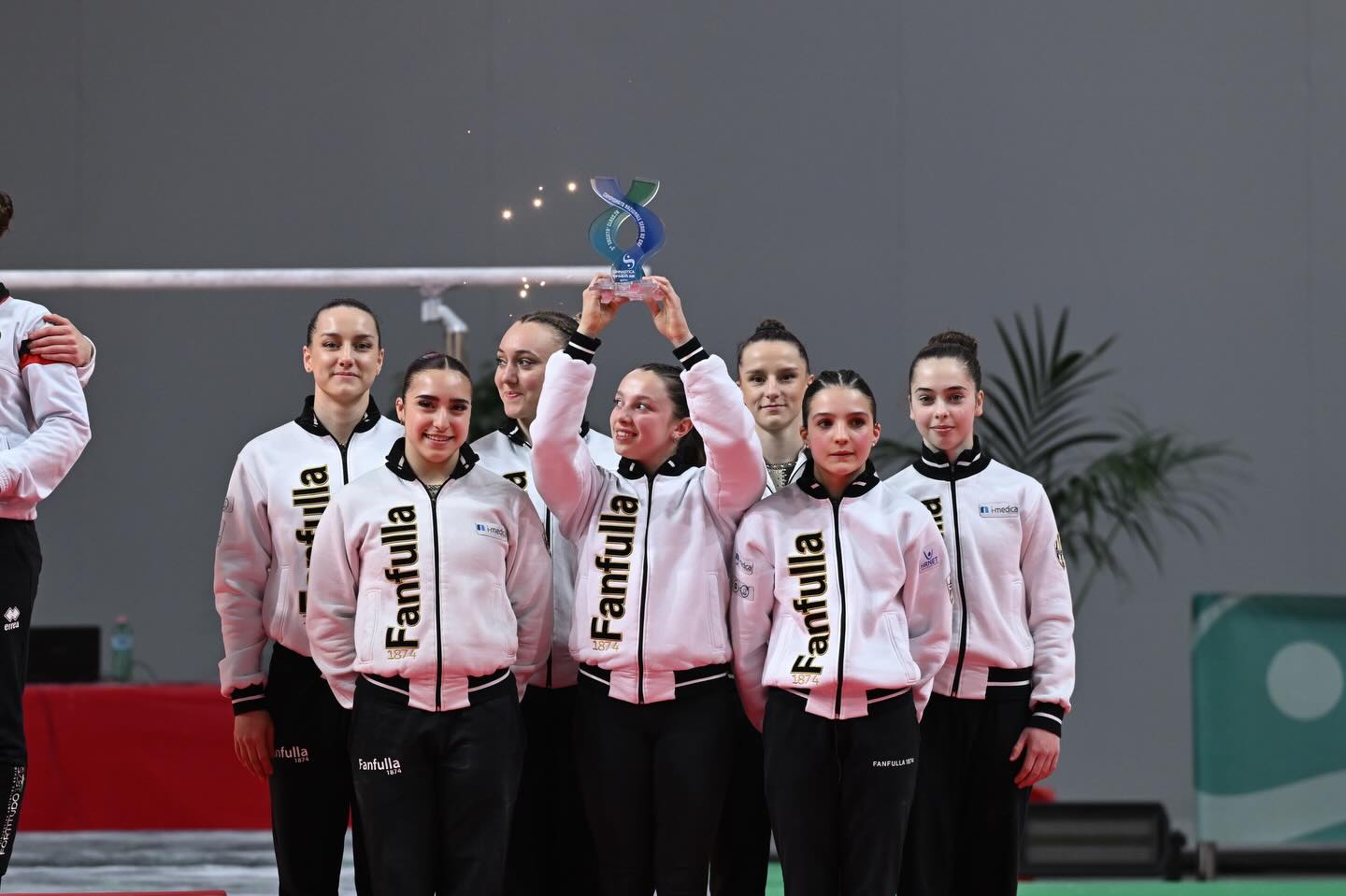 ✨ Non è più un sogno ma Realtà! La Fanfulla torna in Serie A1 ✨
Ieri a Terni si è disputata l’ultima prova di Serie A2, dove nonostante la performance non brillante, il risultato finale è STORIA!
Siamo in massima serie! È un altro record da aggiungere alla storia fanfullina degli ultimi anni! Oltre le aspettative iniziali che erano quelle di salvarsi, e gareggiare con serenità evitando la retrocessione!
Grazie ragazze, siete una favola! se è un sogno non svegliateci! Grazie Lisa, Marta, Alessia, Martina, Tollo, Sara e Tisha 🤍🖤