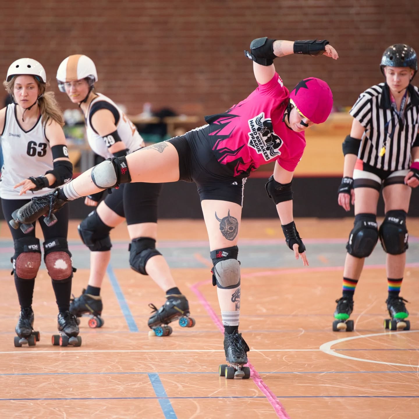 Throwback timeeee! 🔥 We still have a few more photos from the match against Dresden — the vibes were great! 👏
Thank you @rollerderbydresden 💔
📸 @roller_lens
#hardbreakersprague #praguerollerderby #czechrollerderby