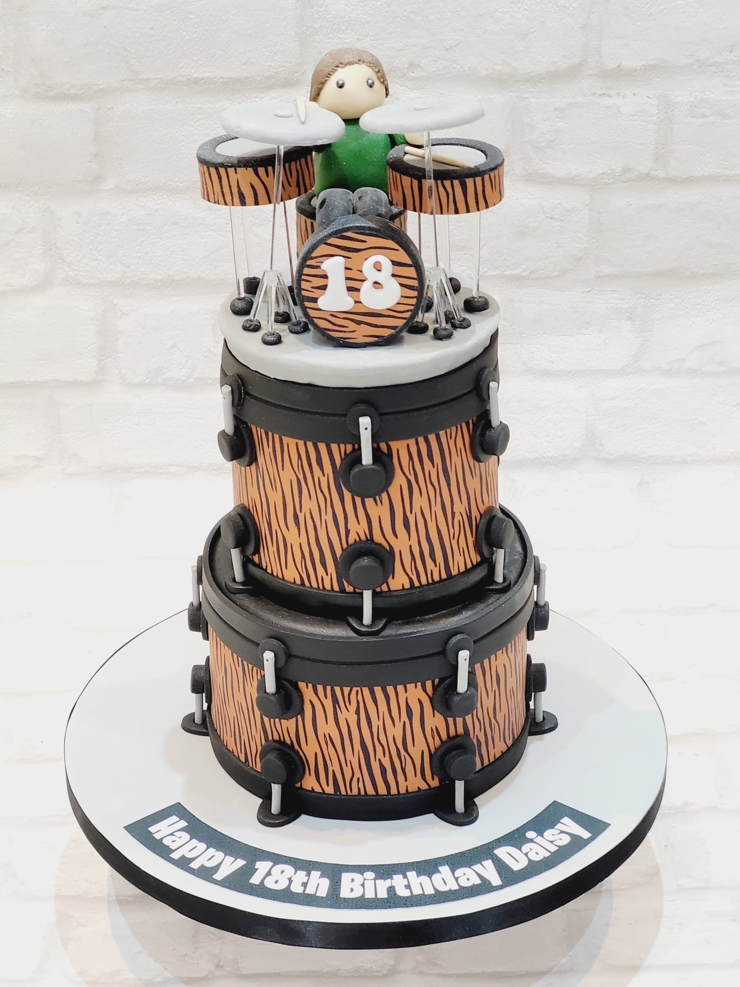 🥁 Turning 18 with a bang! 🥁
This one’s for the music lovers 🎶
A fully custom drum kit cake to celebrate Daisy’s 18th — complete with hand-crafted details, wood-effect drums, and a mini drummer stealing the show 🤍
🎂 Custom designs available
📩 DM to book your date
#18thBirthdayCake #DrumCake #BirthdayCakeIdeas #CustomCakesUK #CakeDesign