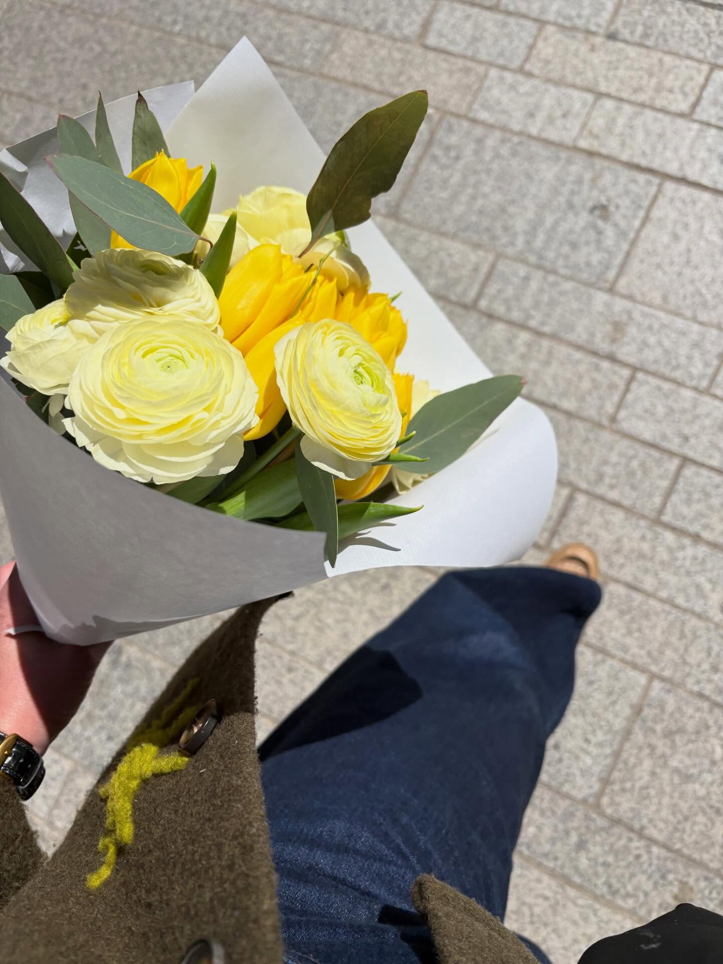 🌞 DELIVERY •
Bon week-end fleuri !
Des fleurs partout, tout le temps - depuis 2022•
#fleuristelyon #fleurs #livraison #bouquet #fleurslocales