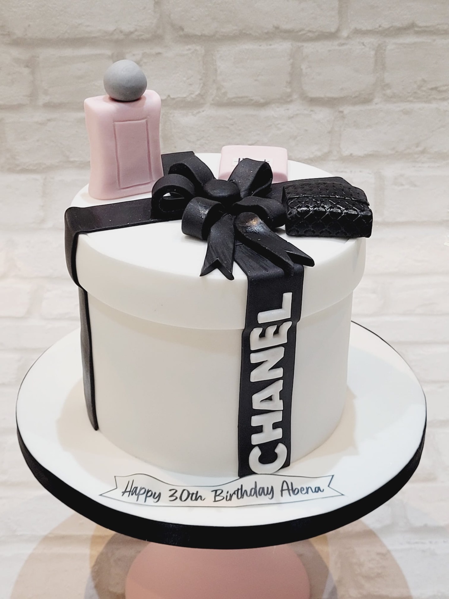 Serving luxury vibes for Abena’s big 3-0 🎀🖤
A chic CHANEL-inspired cake with all the glam details — because 30 deserves nothing less than iconic. ✨🥂
Happy 30th Birthday Abena! 💕
#BirthdayCake #CakeDesign #LuxuryCake #30thBirthday #ChanelInspiredCake