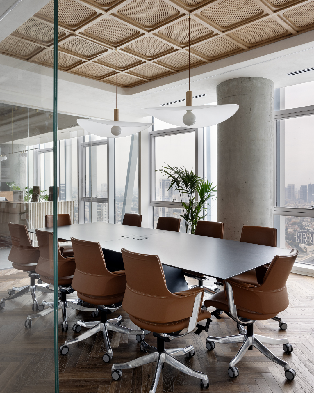 Norma 90 cm
Plexiglass | Beech wood
Over the conference table at the beautiful office space of Karka'ot Israel.
Designed by @coralocal x @yifatbibi
@michalbenloulou_lightingdesign
📸 @itaybenitphotographer