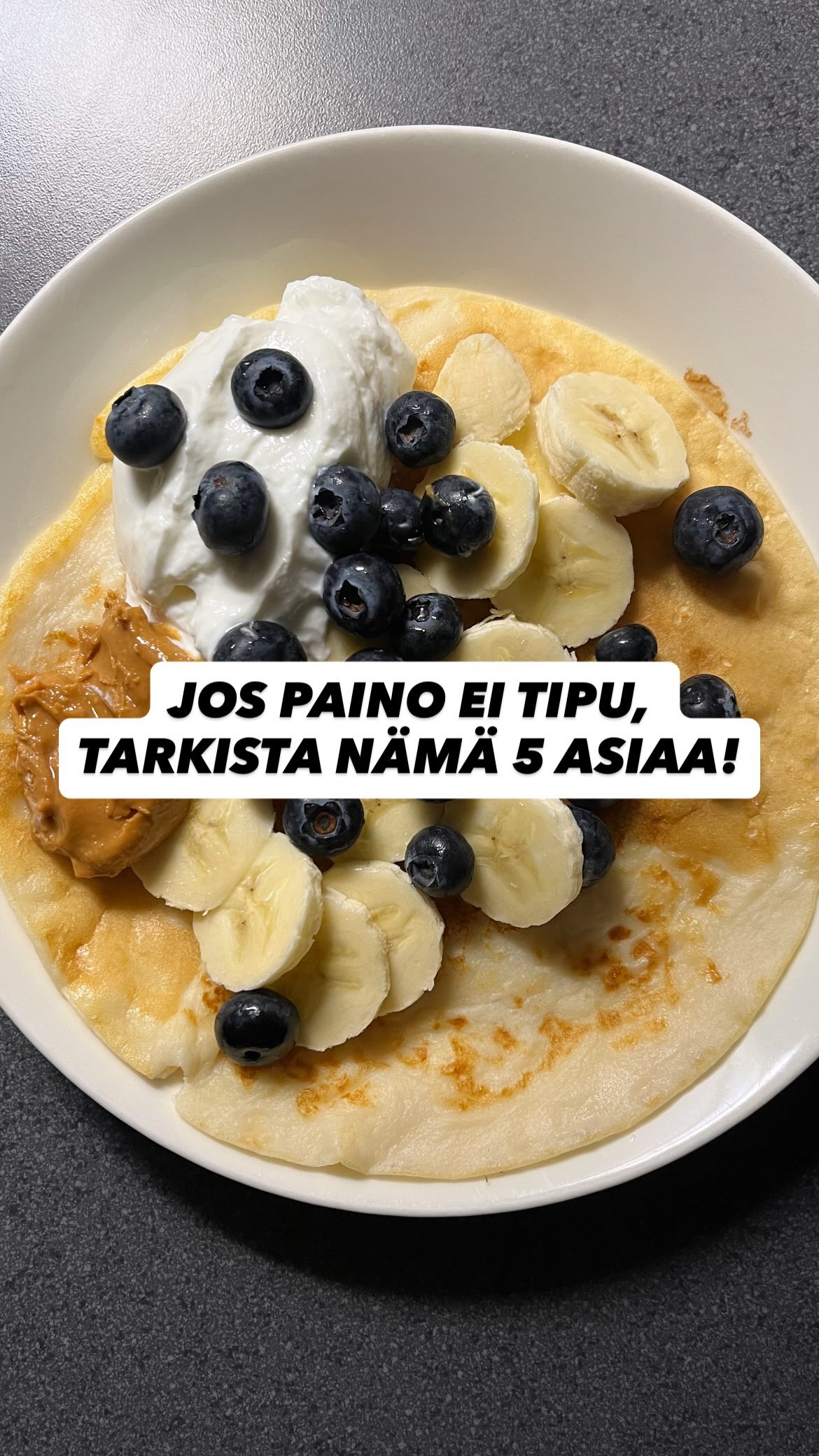 Jos paino ei putoa, et todennäköisesti ole kalorivajeessa.
Silloin kannattaa tarkistaa syömiset tarkemmin muutaman päivän tai vaikka viikon ajalta ja selvittää, kuinka paljon oikeasti syöt. Näin opit hahmottamaan annoskoot paremmin ja saat varmemmin tuloksia.
Muuten tekeminen jää helposti “sinne päin” -tasolle.
Tarkista seuraavat asiat:
1. Syötkö riittävästi proteiinia?
Riittävä proteiini aterioilla auttaa pitämään kylläisenä ja vähentää napostelua aterioiden välillä (ylimääräistä ei tule syötyä).
2. Syötkö tarpeeksi kasviksia?
Kuitu on tärkeää suoliston hyvinvoinnille ja tukee yhdessä proteiinin kanssa kylläisyyttä.
3. Entä rasvan määrä?
Hyvät rasvat ovat tärkeitä, mutta ne sisältävät paljon energiaa. Pieni määrä riittää kerralla, energiaa kertyy helposti liikaa huomaamatta.
4. Ovatko annoskoot kohdallaan?
Lautaselle: paljon kasviksia, riittävästi proteiinia, sopivasti hiilihydraatteja ja maltillisesti rasvaa.
5. Tuleeko juomista piilokaloreita?
Pidä vesi janojuomana ja kiinnitä huomiota muiden juomien energiamääriin.
Usein jo pieni, tarkempi katsaus omaan syömiseen auttaa korjaamaan suuntaa! ✨
👉🏻 Tuloksia tulee, kun tekeminen on riittävän johdonmukaista.
Jos kaipaat valmennusapua, tule mukaan etä- tai lähivalmennukseeni, niin autan sinua. Laita viestiä bion linkin kautta tai DM, niin jutellaan lisää! ☺️
Paina ❤️ jos aihe kiinnostaa ja haluat kuulla lisää!
#painonpudotus #kiinteytyminen #ravinto #täsmällisyys #hyvinvointi