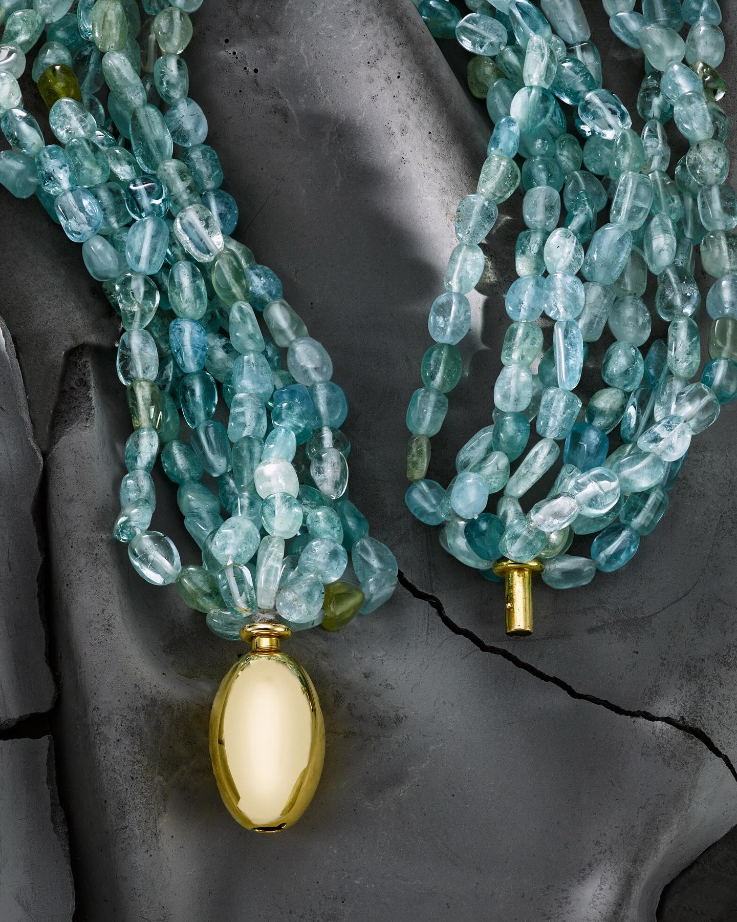 Wie ein Sprung ins Wasser — ein Collier aus sanft gerundeten Aquamarinen mit einem schlichten, fein gearbeiteten Goldverschluss.
Collier // Aquamarine (Beryll-Mix), mehrreihig // Verschluss, Gelbgold 750 // 12 Gramm
www.uhl.ch #uhl #schmuck #gold #aquamarine #necklace