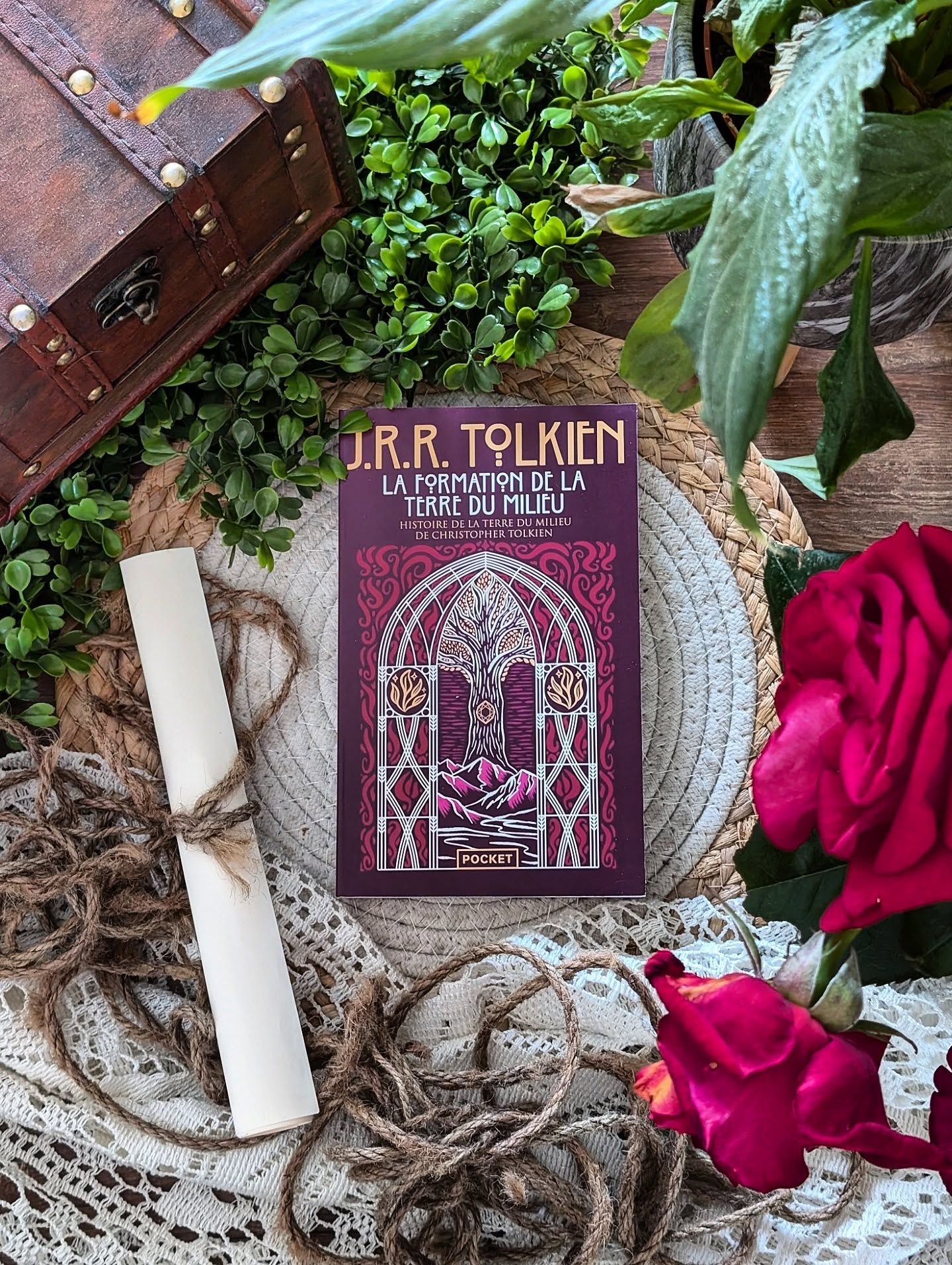 ✨ La Formation de la Terre du Milieu - J.R.R. Tolkien ✨
Bienvenue une nouvelle fois sur les terres de la fantasy… et pas n’importe lesquelles : la Terre du Milieu.
Quel plaisir encore de replonger dans l’univers de Tolkien avec ce nouveau tome de cette immense collection commentée et annotée par Christopher Tolkien. C'est une nouvelle plongée dans les coulisses de la création d’un des plus grands univers de fantasy jamais imaginés.
Je préfère prévenir : c’est un ouvrage dense. Très dense même par moments. On n’est pas ici sur un roman classique, mais davantage sur une exploration des textes, des mythes et des idées qui ont façonné peu à peu la Terre du Milieu telle qu’on la connaît aujourd’hui.
On découvre des fragments d’histoires et surtout toute l’évolution du travail de Tolkien. Voir comment certaines idées ont changé, comment certains peuples ou certains événements ont été imaginés avant de prendre leur forme définitive, c’est passionnant quand on aime cet univers.
J’ai vraiment eu cette impression de lire un livre d’Histoire… mais version fantasy. Ce livre pourrait sortir des bibliothèques de Minas Tirith !
La plume de Tolkien garde évidemment toute cette richesse et cette profondeur qui donnent parfois l’impression que cet univers a réellement existé quelque part.
En bref, ce livre s’adresse surtout aux amoureux de Tolkien et aux lecteurs qui veulent aller encore plus loin dans la découverte de la Terre du Milieu. Ce n’est pas forcément le plus accessible pour commencer, mais pour les fans, c’est une vraie mine d’or.
À découvrir chez @pocketimaginaire !
#Bookstagram #Tolkien #LaFormationDeLaTerreDuMilieu #Fantasy #TerreDuMilieu