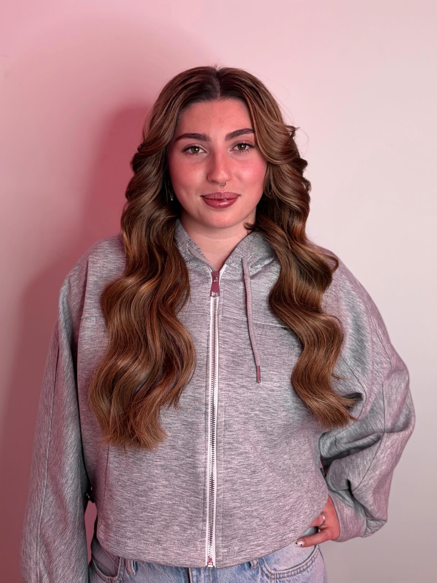 ✨ Da capelli sottili e fragili… a volume e lunghezza ✨
Questa cliente è arrivata da me con capelli molto indeboliti e assottigliati 💔
Abbiamo scelto insieme di applicare extension capelli veri 100% naturali per ridare corpo, lunghezza e un effetto pieno ma sempre naturale ✨
Il risultato?
Capelli più voluminosi, più lunghi e soprattutto armoniosi, senza appesantire la sua base 💎
💰 Prezzo fisso: 530€
La grammatura non la scegli tu, ma la scelgo io in base ai tuoi capelli ✨
Questo mi permette di creare un risultato su misura, evitando peso eccessivo e proteggendo i tuoi capelli naturali, soprattutto se sono sottili o fragili 🫶🏼
Il mio obiettivo non è solo farti bella… ma farlo in modo sicuro, senza stressare il capello ed evitando situazioni che nel tempo potrebbero indebolire ulteriormente la tua base 💖
Le extension capelli veri, se applicate e curate correttamente, possono durare fino a un anno mantenendo un effetto naturale ✨
📍 Milano
#extensioncapelli #extensioncapelliveri #extensionmilano #capellisottili #capellirovinati