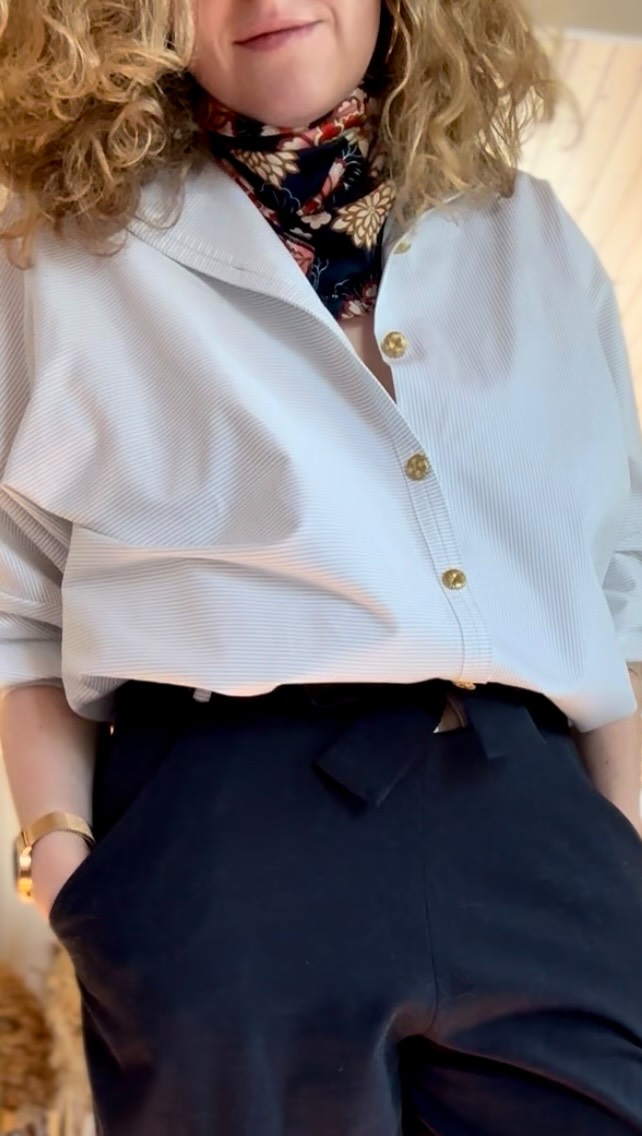 « En Avril, ne te découvre pas d’un fil… »
Pour les jours d’entre-deux ou les températures sont plus bases, le foulard est pour moi un accessoire indispensable.
Du coup, je vous ai concocté un petit look avec le foulard Carmen, la chemise Mickaël et le pantalon Gérald 🫰🏻.
#atelierpiny #madeingeneva #ootd #lookdujour #vetementfemme
Look chemise Mickaël et foulard Carmen, comment porter un foulard, look en avril, idée de tenue avec un foulard