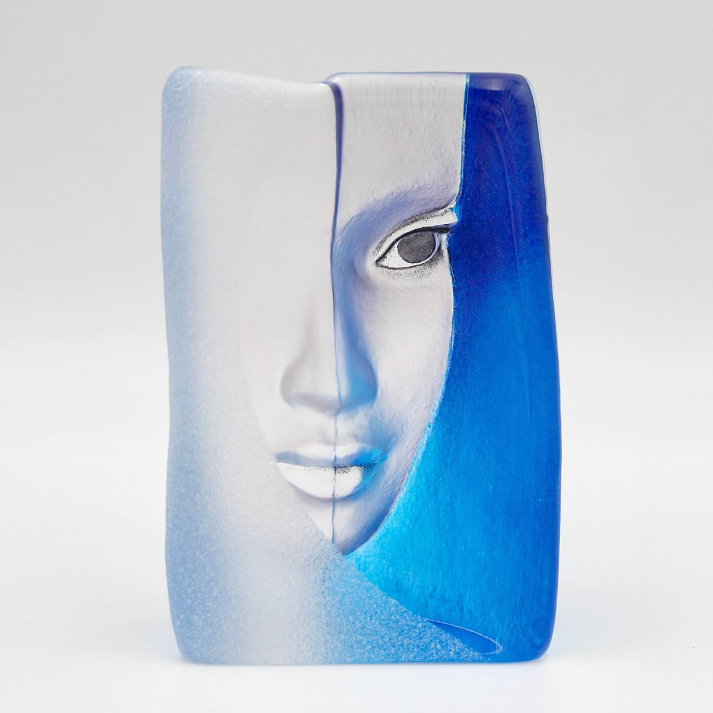 “MAZZAI” face sculpture by Mats Jonasson, Målerås Glassworks Sweden. 💙💙💙
“Protector of equality and cultural diversity. All are born equal”. Part of the “Masq” series, handcrafted, hand-painted, signed and numbered.
Available online in full collection.