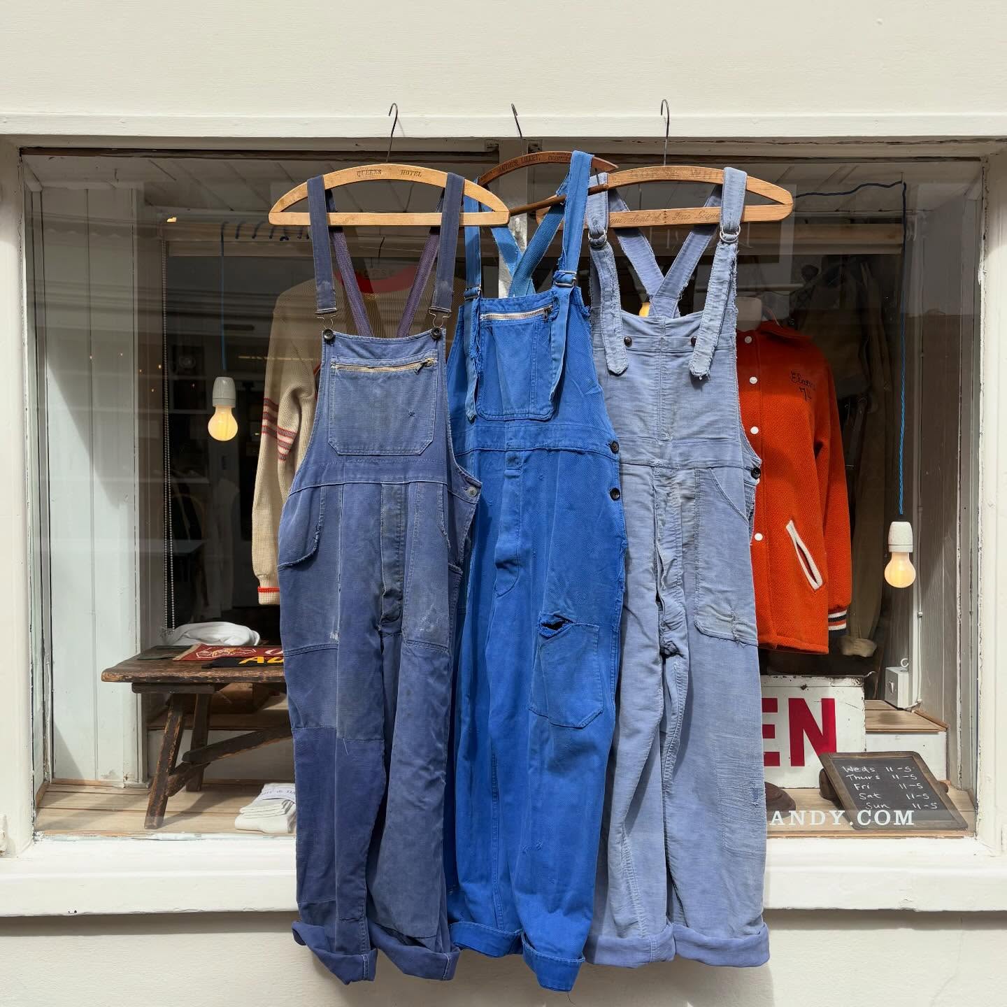 A selection of our sunfaded & timeworn authentic vintage workwear dungarees ✌🏻
We currently have a selection in- store, as well as vintage French deadstock/ unworn types for those who prefer them to look brand new.
Open all weekend! 💙
bobbyanddandy.com
#timewornvintage #vintagesunfade #frenchworkwear #sunfaded #sunfadedworkwear