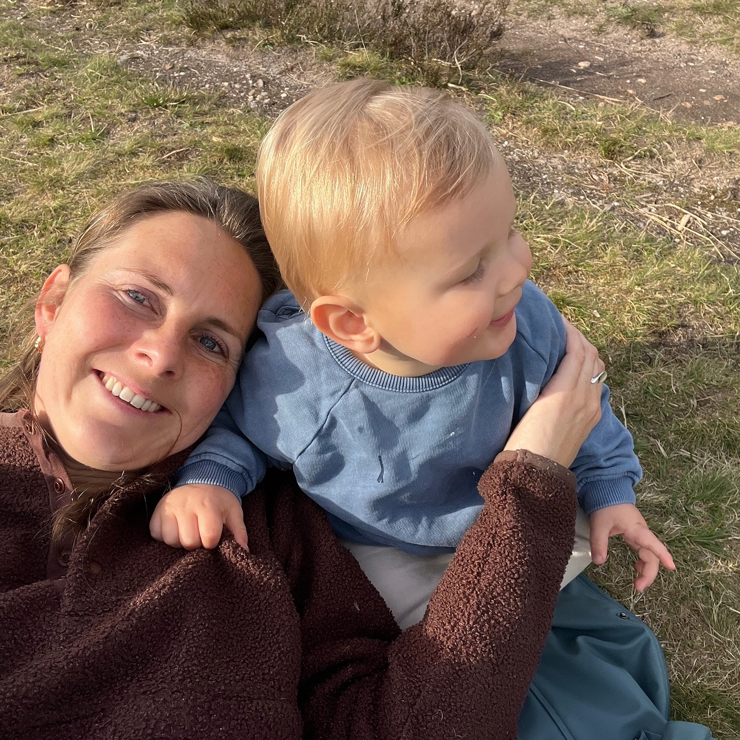 Een onverwachte reis naar binnen ๐๏ธ
Vorige week volgde ik vier dagen een oogmodule voor mijn opleiding craniosacraal therapie. Ik ga eerlijk zijn: ik ging er een tikkeltje naรฏef in. โMijn ogen functioneren goed, wat valt hier voor mij te leren?โ dacht ik. Het optionele leeswerk vooraf over Bates-methodes en brillen leek simpelweg niet op mij van toepassing.
Boy, was I wrong. ๐
Ik kwam mezelf deze dagen op een diepe laag tegen.
Onze ogen โzienโ en registreren alles wat we meemaken. Onze visuele cortex bewaart dit nauwkeurig om ons te helpen navigeren door de wereld, maar dat heeft een prijs. Ik ontdekte hoe stress de werkelijke motor is achter visuele klachten en hoe diep die spanning geworteld zit.
Deze dagen waren een proces van fysieke, emotionele en energetische ontlading rondom:
โข ๐๐ณ๐ฆ๐ฏ๐ข๐ต๐ข๐ญ๐ฆ & ๐๐ฆ๐ฃ๐ฐ๐ฐ๐ณ๐ต๐ฆ๐ต๐ฉ๐ฆ๐ฎ๐ขโ๐ด: De enorme kracht die tijdens de geboorte op de de ligging van de hersenstam ten opzichte van de opening van de schedel wordt uitgeoefend, zat nog altijd als spanning opgeslagen. Het voelen en opheffen hiervan was een enorme bevrijding.
โข ๐๐บ๐ด๐ต๐ฆ๐ฎ๐ช๐ด๐ค๐ฉ๐ฆ ๐ฑ๐ข๐ต๐ณ๐ฐ๐ฏ๐ฆ๐ฏ: Hardnekkige overlevingsmechanismen die zich letterlijk in mijn blik hadden vastgezet.
โข ๐๐ฆ๐ฏ ๐ฏ๐ช๐ฆ๐ถ๐ธ๐ฆ ๐ฅ๐ช๐ฎ๐ฆ๐ฏ๐ด๐ช๐ฆ: De mooiste en meest confronterende techniek was het letterlijk โomdraaienโ van mijn kijkrichting.
Het is nu een paar dagen later, maar dit proces werkt nog steeds door.
De les?
Ogen zijn zoveel meer dan lenzen die licht opvangen. Ze zijn werkelijk een spiegel van de ziel en een toegangspoort tot ons zenuwstelsel. Soms moet je eerst durven kijken naar wat je liever niet ziet, om weer รฉcht helder te kunnen waarnemen.
Dankbaar voor dit proces en de herinnering dat er altijd een diepere laag is om te ontdekken. ๐ฟ๐ค
Herken jij dat gevoel dat je โte hardโ naar de wereld kijkt? Ik help je graag om die zachtheid en ruimte in jezelf weer terug te vinden. In een traject bij mij gaan we samen de diepte in, voorbij wat het oog kan zien. โจ
#craniosacraaltherapie #ogen #lichaamsbewustzijn #persoonlijkeontwikkeling