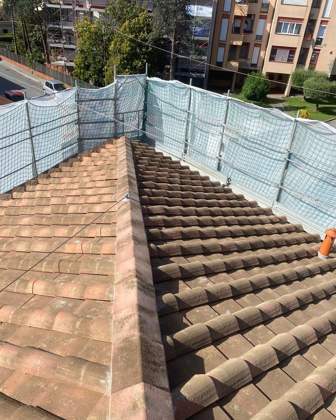 🚧 WORK IN PROGRESS 🚧
Fuori parla già da sola.
Ora tocca agli interni. 🔥
✅ Tetto rifatto
✅ Facciate nuove
✅ Lucernari installati
✅ Intervento di qualità vera
E la cosa più interessante è un’altra:
⏳ sei ancora in tempo per personalizzare alcune finiture.
Che significa?
Che non stai comprando “una casa qualsiasi”.
Stai entrando in un progetto mentre prende forma.
In un mercato pieno di ristrutturazioni fatte per vendere in fretta, qui si sta creando qualcosa destinato a durare.
📩 Scrivimi ora se vuoi:
• planimetrie
• dettagli
• prezzi
• sopralluogo in anteprima
Prima che qualcuno arrivi prima di te.
#Pisa #CasaNuova #Ristrutturazione #ImmobiliarePisa #TeamFochi #Casavo #VendereCasa #ComprareCasa #RealEstate #WorkInProgress #NuovaCasa #PisaRealEstate #LuxuryFeeling #Cantiere #HomeDesign