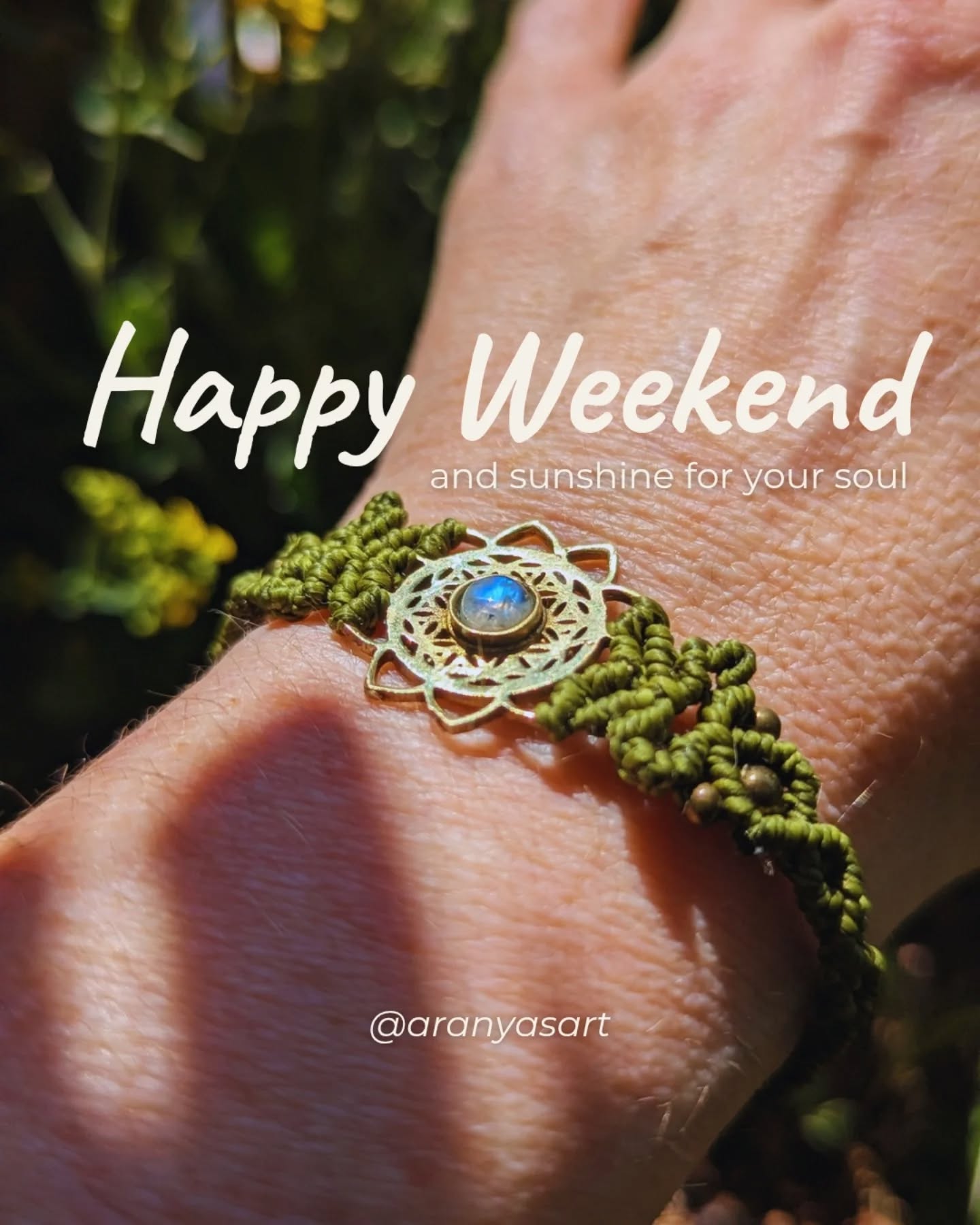 Happy Weekend & Sunshine for your Soul! ✨☀
„Ich hoffe, ihr hattet eine feine Woche und könnt nun die ersten Sonnenstrahlen des Wochenendes genießen. 🌿🤗💫
Dieses Makramee-Armband in sanftem Olivgrün ist eines der neuen Stücke, die gerade ganz leise entstehen. Der Mondstein in seiner Mitte erinnert mich immer daran, dass in der Ruhe die größte Kraft liegt. Gemeinsam mit den Ornamenten aus Messing wirkt es fast wie ein kleiner Schatz aus einer anderen Zeit.
Während ihr euch entspannt, fließen hier im Hintergrund die Fäden weiter. Es entstehen gerade einige neue Lieblingsstücke, auf die ich mich schon riesig freue!
Nächste Woche nehme ich euch dann mit hinter die Kulissen – seid gespannt auf die Making-of Reels, in denen ich euch zeige, wie dieses und andere Makramee-Schmuckstücke zum Leben erwachen. 🧶✨💖
Genießt die freien Tage, lasst die Seele baumeln und tankt ordentlich Licht und Sonne 🌱🌞🏞️
Herzliche Grüße
Katharina
Hashtags: #AranyasArt #Wochenendgrüße #Mondstein #Makramee #Schmuck SlowFashion Handgeknüpft Naturfarben Knüpfen KunsthandwerkÖsterreich