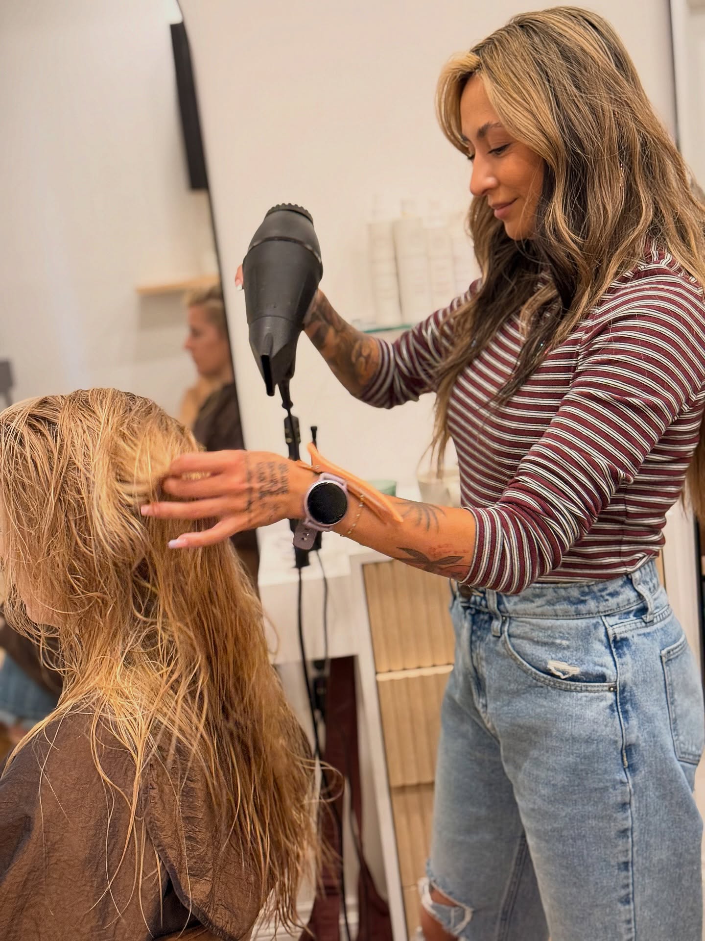 A little spring refresh moment 🤍
Brandy is welcoming new clients with 10% off your first visit—come in, relax, and leave feeling brand new.
Stylist @hairbybeefoss
#scvhair #scvhairstylist #scvhairsalon #santaclartiasalon #santaclaritahairstylist