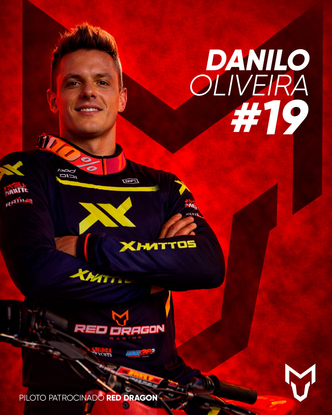 🔴 DANILO OLIVEIRA #19
🔥 Juventude, força e sede de vitória!
Danilo Oliveira acelera forte e mostra que o futuro do enduro já está na pista! 🏁💥
Talento e determinação que levam a Red Dragon cada vez mais longe.