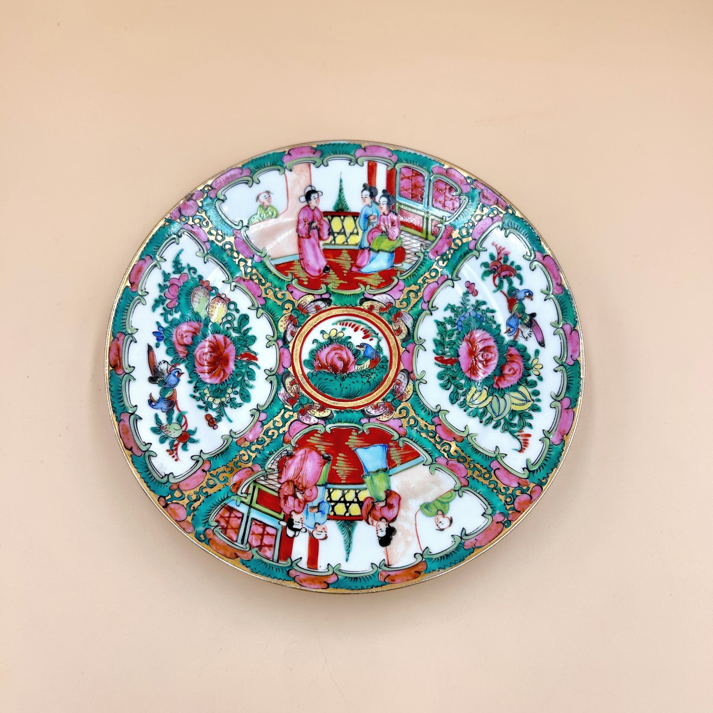 🟢 DOSTĘPNY | Kantoński talerz, Chiny, I poł. XX w.
Dekoracyjny talerz w stylu kantońskiego famille rose.
Styl Canton famille rose wywodzi się z chińskiej tradycji porcelany emaliowanej rozwiniętej w XVIII wieku, szczególnie za panowania dynastii Qing, kiedy wprowadzono paletę różowych emalii (fencai). Produkcja była skoncentrowana w Kantonie (Guangzhou), który jako port handlowy odgrywał kluczową rolę w eksporcie porcelany na rynki europejskie. Styl ten łączył lokalne motywy dekoracyjne z dostosowaniem do gustów zachodnich odbiorców, co czyni go przykładem wczesnej globalizacji współczesnej sztuki użytkowej.
Śr. 21 cm
250 PLN + 20 PLN koszt przesyłki