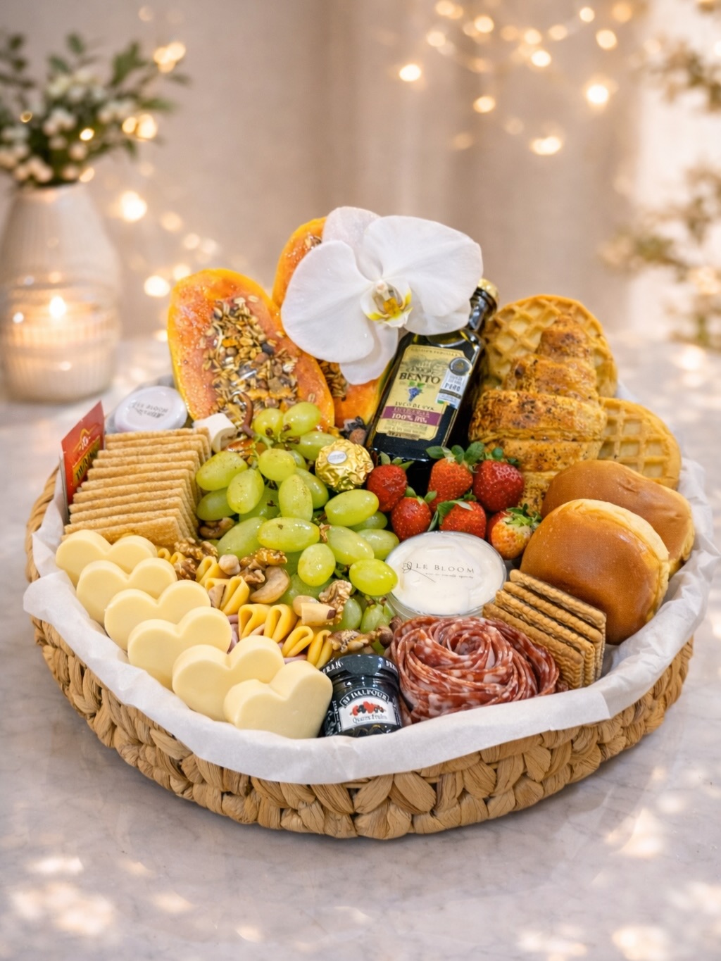 Nosso Box Bom Dia Amor, uma combinação equilibrada de sabores, texturas e delicadeza, apresentada em uma bandeja redonda de fibra natural de 35cm, que traz ainda mais charme e sofisticação à mesa.
Nesta deliciosa experiência você encontra:
• Croissant Recheado (Presunto e Queijo ou Frango com Requeijão)
• Pães do Dia com Potinho de Requeijão Cremoso
• Torradinhas com Potinho de Geleia Francesa St. Dalfour
• Seleção de Queijos: Queijo Prato e Mini Corações de Muçarela
• Seleção de Charcutaria: Salame Gourmet e Presunto Levíssimo
• Waffle acompanhado de potinho doce de sua escolha (Doce de Leite ou Mel ou Nutella)
• Yogurt de Baunilha com Granola e pedacinhos de Morangos
• Frutas Frescas: Morangos, Uvas e Mamão com Granola
• Mix Nuts com Nozes, Castanhas e Frutas Secas
• Mix de Biscoitos Crocantes
• Bombom Ferrero Rocher
• Sachê de Chá Twinings
• Bebida (Suco de Uva Integral Casa São Bento ou Frappuccino Starbucks)
• Flores do Dia - para um toque delicado e encantador
Acompanha também um delicado cartão para sua mensagem especial, tornando o momento ainda mais único.
Finalizado com um elegante laço de fita de cetim, que deixa a apresentação ainda mais charmosa.