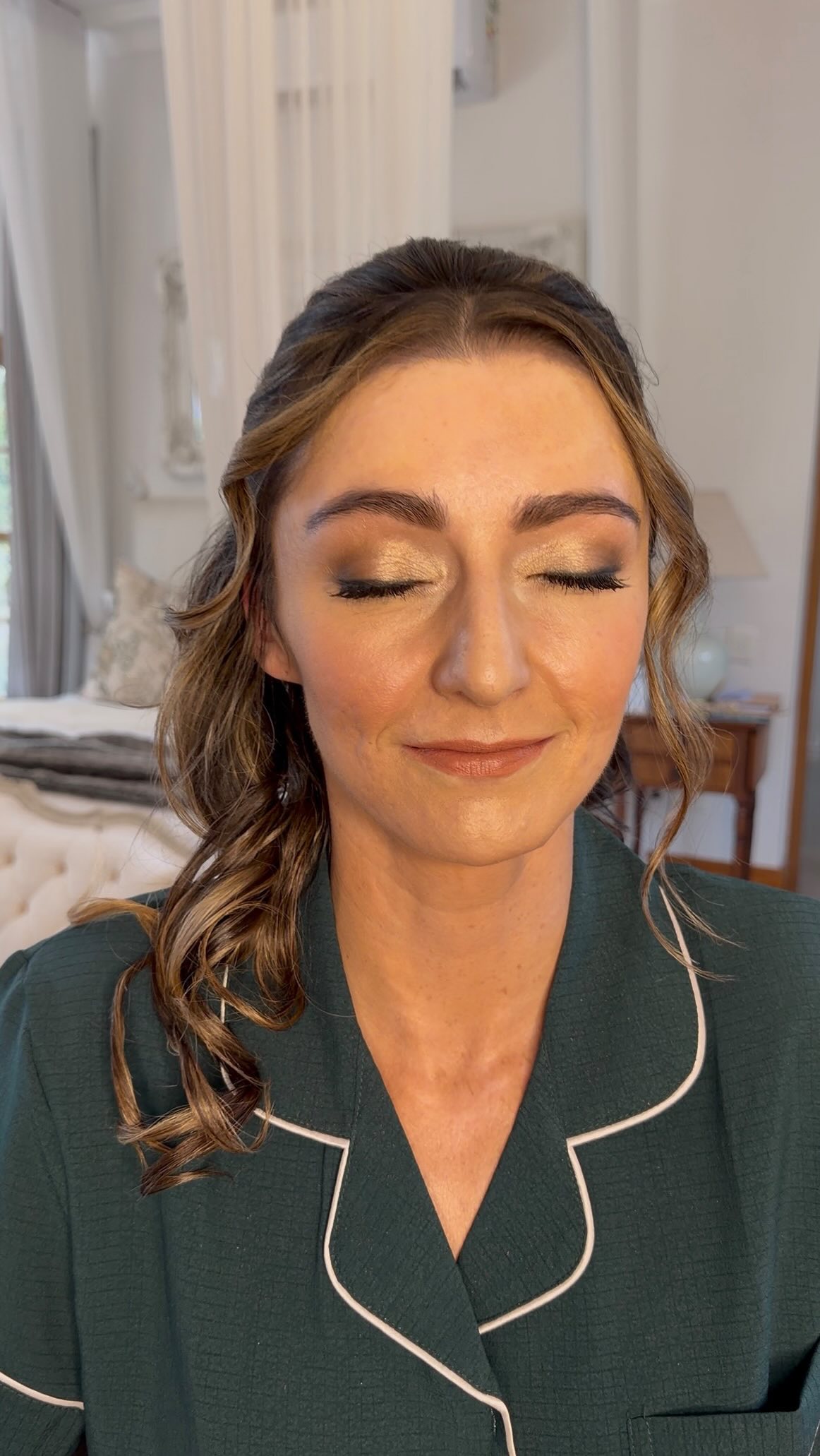Lovely Monique (all the way from Australia) #bridalmakeup #capetownmakeupartist #destinationwedding #softglam #wedding married her best friend on Saturday at Avontuur. She asked for a simple yet classy hairstyle, half up and half down. Makeup to be light and timeless. We think she looked absolutely beautiful, and so happy she could spent this special day with her family here in SA.
