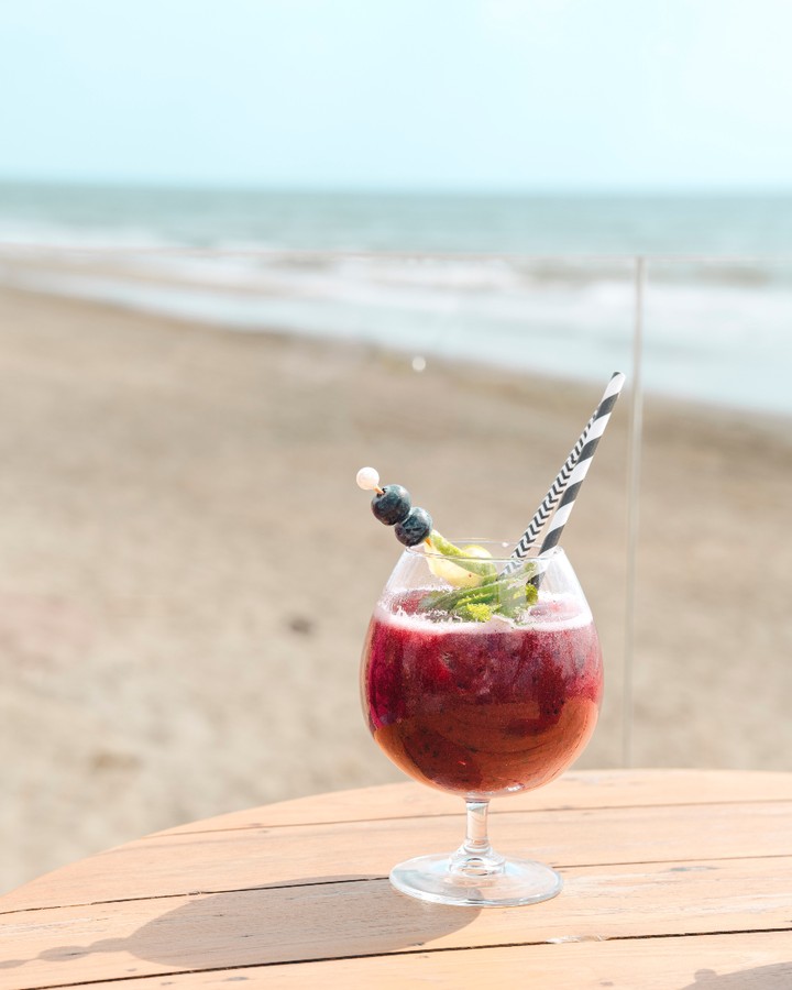 This is the kind of pause we’re into.
Something cold, full of colour, and best enjoyed with the sea right in front of you. No rush, no plan B, just one of those moments that lands exactly where it should 🍹🌊
#luumabeachrestaurant #luumabeachmarbella #marbellaweekend #marbellatrip #marbellalifestyle #marbellaspain #marbellavacation #elrosariobeach