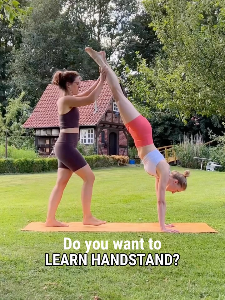 ᵂᴱᴿᴮᵁᴺᴳ Umkehrhaltungen für Einsteiger und Übende mit @svenjaborchers und @benita_yoga 🤸♀️
Unser beliebter Workshop kommt endlich nach Verden!
👉🏼 Anmeldung bei Patricia unter:
info@balance-factory.de oder
0151-59855706
Du wolltest schon immer mal Handstand oder Unterarmstand ausprobieren - weißt aber nicht so richtig, wie du anfangen sollst?
Oder übst du schon ein bisschen, aber dir fehlt noch die Technik, Sicherheit oder Mut?
Dann ist dieser Workshop genau für dich!
Gemeinsam tasten wir uns Schritt für Schritt an Umkehrhaltungen heran - mit vielen vorbereitenden Übungen, die dir Kraft, Stabilität und Vertrauen geben.
Du lernst:
- Sichere Vorbereitungsübungen
- Technik für Handstand & Unterarmstand
- wie du Umkehrhaltungen sinnvoll üben kannst
- Übungen, die du auch zuhause in deine Praxis integrieren kannst
Und ganz wichtig:
Niemand erwartet, dass du schon auf den Händen stehen kannst. Im Gegenteil - dieser Workshop ist genau für alle, die sagen: „Ich würde es gern lernen, aber ich traue mich noch nicht so richtig.“ Respekt vor Umkehrhaltungen ist völlig normal - und gemeinsam wird er Schritt für Schritt kleiner.
Wir freuen uns auf euch am 06.06.26! 💛 Sichere dir am besten jetzt gleich deinen Platz.
Bei Fragen: schreibt uns einfach direkt an. 😊
#yogaworkshop #handstandpractice #learnhandstand #handstandtips #verden
Auch für alle rund um Bremen super zu erreichen! ☺️