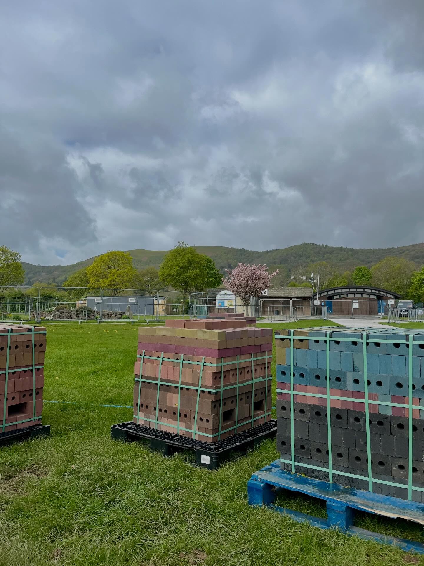 A very exciting sight…wonderfully brilliant K-Briqs from @kenoteq ready to be a key feature in our show garden at @malvernshows RHS Malvern Spring Festival.
Made from 95% construction waste and recycled pigments, K-Briqs are a fabulously sustainable (and UK made) option for building and landscaping projects.
Huge thanks to @kenoteq for their generous support of our garden. More photos to follow as we make more progress with the garden.
#showgarden #rhsshowgarden #sustainability #innovation #gardendesign