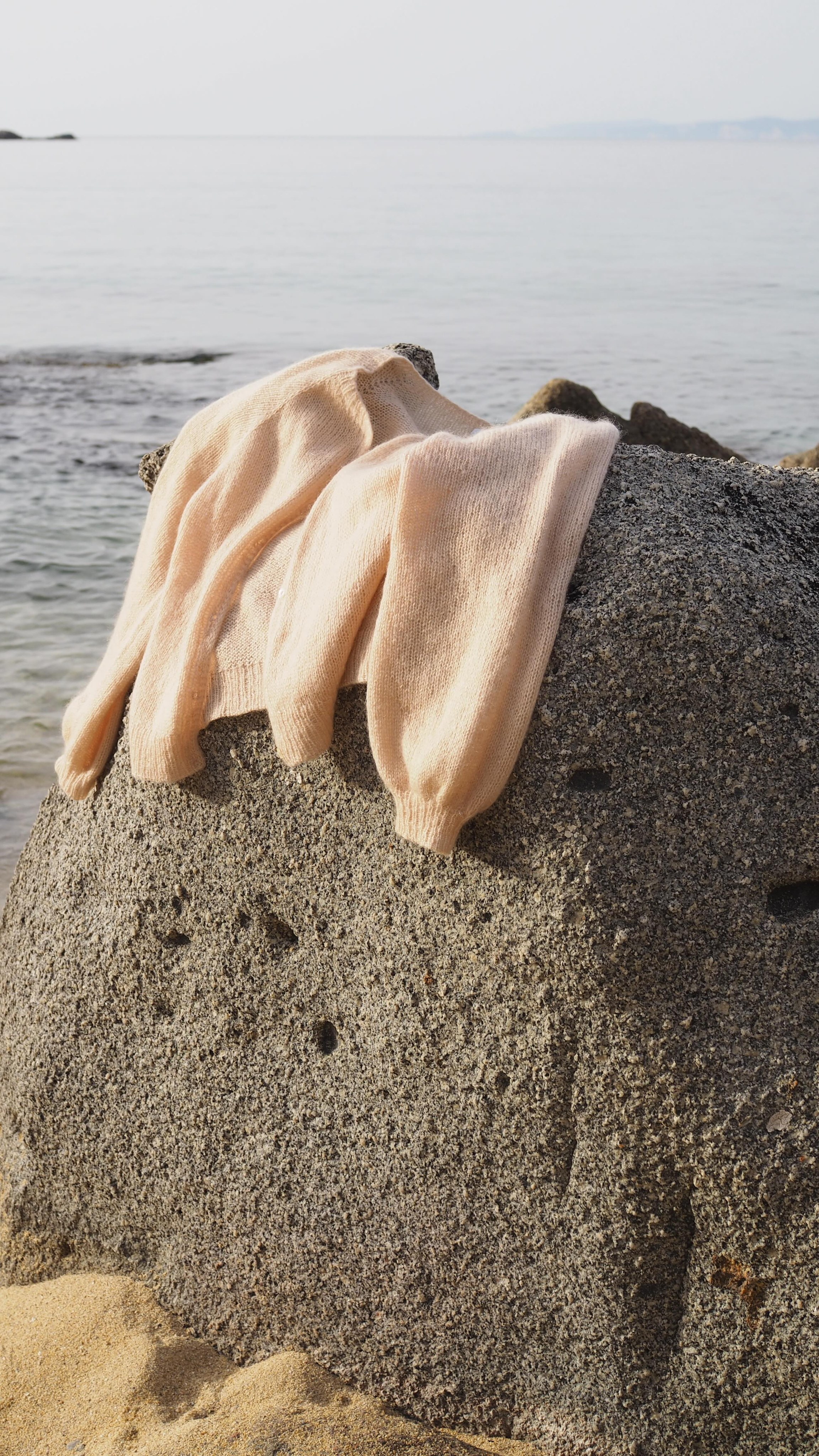 LUZ cardigan ⛱️ est dans toutes mes valises estivales comme il y a tout juste une semaine en Espagne.
Luz cardigan se tricote avec un échantillon de 18 m. Tricoté avec deux fils de lace mohair et soie cela donne un tissu assez léger, aéré, idéal pour la belle saison.
🌷 Retrouvez La Fiche tricot en 8 tailles en français et en anglais sur Ravelry et www.AtelierEmilie.com
__________________________________
#atelieremiliedesigns #luzcardigan
Tricot Knit knitting tricot gilet femme