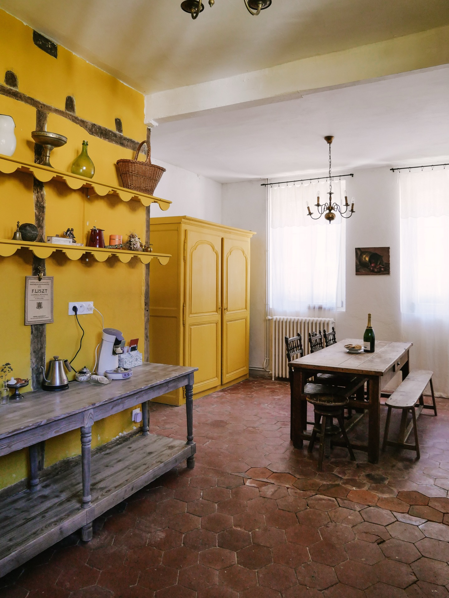 Que le week-end commence !
#maisondevacances #frenchinterior #maisondefamille #weekend #yellowkitchen