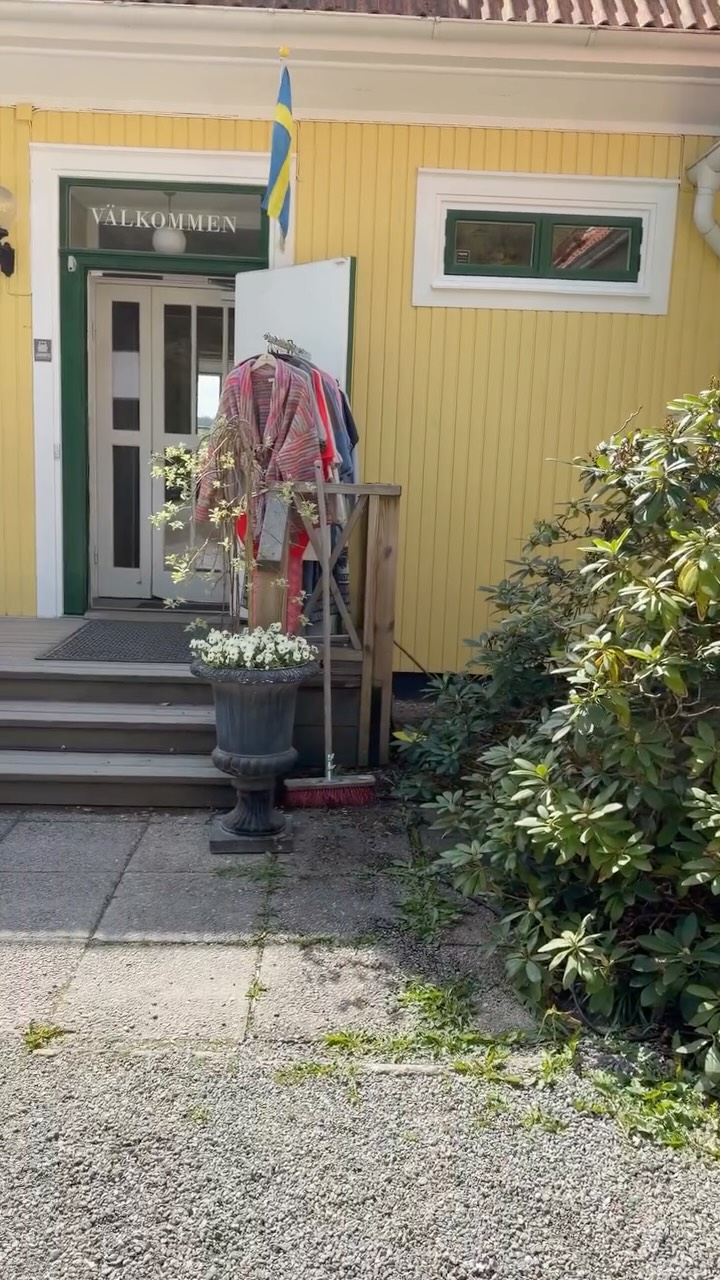 Välkomna till en helg hos oss ☀️ Njut av uteserveringen och våra härliga företagare och butiker på Villa Ed 🌻
Vi på Villa Ed
Inredningsbutik @villaedinredning
Klädbutik @villaed_by_glozzy
Café & Bistro @cafevillaed
Frisörer @villaed.frisorerna
Injektionsbehandlare @beautylin.se
Kroppsvård & Massage @lindaholtzkroppsvard
Inemotion Psykologi @inemotionpsykologi
Keramik @lerkallan
Skulpturskogen Villa Ed
Hundfrisör @tassochtrimbyjosefin