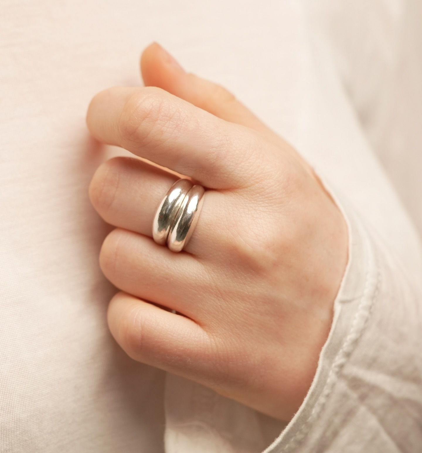 טבעת הרמוניק המושלמת שלנו הייתה באתר הקודם ובגלל שהיה קשה להפרד חזרה אלינו גם לאתר החדש. הכי קלאסית ונקייה, ולדעתי שתיים ביחד משתלבות מטורף 🤍 זמינה לכן בכסף 925, כסף מצופה זהב, זהב צהוב וזהב לבן.
#תכשיטים #תכשיט #זהב #עבודתיד #ring