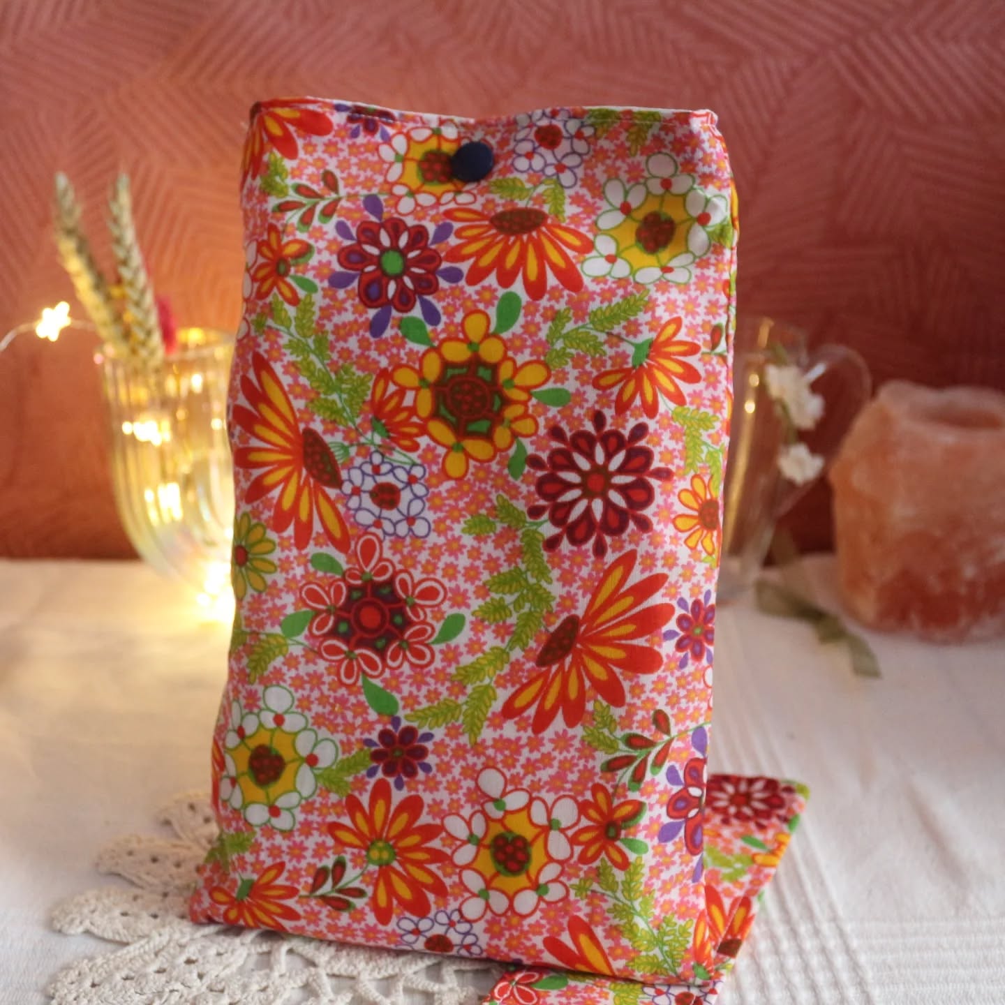 🌸 Pochette à livre - Woodstock 🏵
Elle a ce grain de folie et cette joie de vivre digne des grands hippies de ce monde. ☮️🌼
Faites à partir d'une chute de tissus des années 70, des fleurs ultra colorés pour une bonne dose de dopamine.😃🌸🏵
#booksta #pochettealivre #accessoiredelecture #70s #woodstock