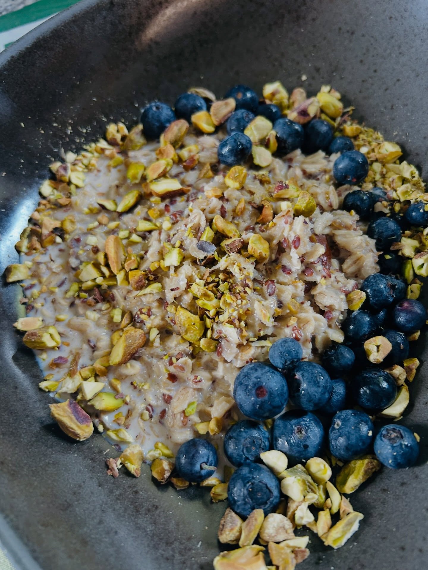 Muss es immer Porridge sein ?
🥣🥣🥣
Die Antwort ist Jein!!!
Porridge ist eine Frühstücksvariante die besonders gut verdaulich ist und gerade am frühen Morgen regt es den Stoffwechsel besser an, als ein kaltes Müsli.
Wenn du also sehr früh am Morgen frühstücken musst oder willst, ist ein leichtes Frühstück besser für deinen Verdauungsapparat. Warme Gerichte sind leichter und mit Ballaststoffen aus Getreiden wie Haferflocken., Dinkel, Hirse etc. und Gewürzen wie Zimt, Anis oder anderen anregenden Gewürzen regt das Porredig den Stoffwechsel an. Gleichfalls gibt es sehr viel Energie und sorgt für einen guten Start in den Tag.
Gerade für Menschen mit einem schwachen Verdauungsfeuer, Vata dominierte Doshas, ist ein warmes Frühstück wichtig.
Auch Kapha-Menschen sollten auf ein warmes, leichtes Frühstück setzen.
Pitta-Menschen haben dagegen die stärkste Verdauungskraft und können auch mal was „Kaltes“ zum Frühstück vertragen, ohne das der Stoffwechsel zum stocken kommt.
Der zweite wichtige Faktor für das Frühstück ist die Tageszeit.❣️
Wenn du also erst um die Mittagszeit deine erste Mahlzeit einnimmst, kann es auch mal Joghurt, Quark oder Skyr sein.
Mittags haben wir die stärksten Verdauungskraft. Kombiniert mit Getreideflocken und Beeren ist es eine proteinreiche, gesundes Mahlzeit .
Fazit: Es kommt auf deine persönliche Konstitution und deinen Lebensstil an. Variere deine Frühstücksvarianten, so wird es nicht langweilig und dein Körper ist optimal versorgt.
#ayurveda #frühstück #frühstückszeit #gesundeernährung #leichterleben