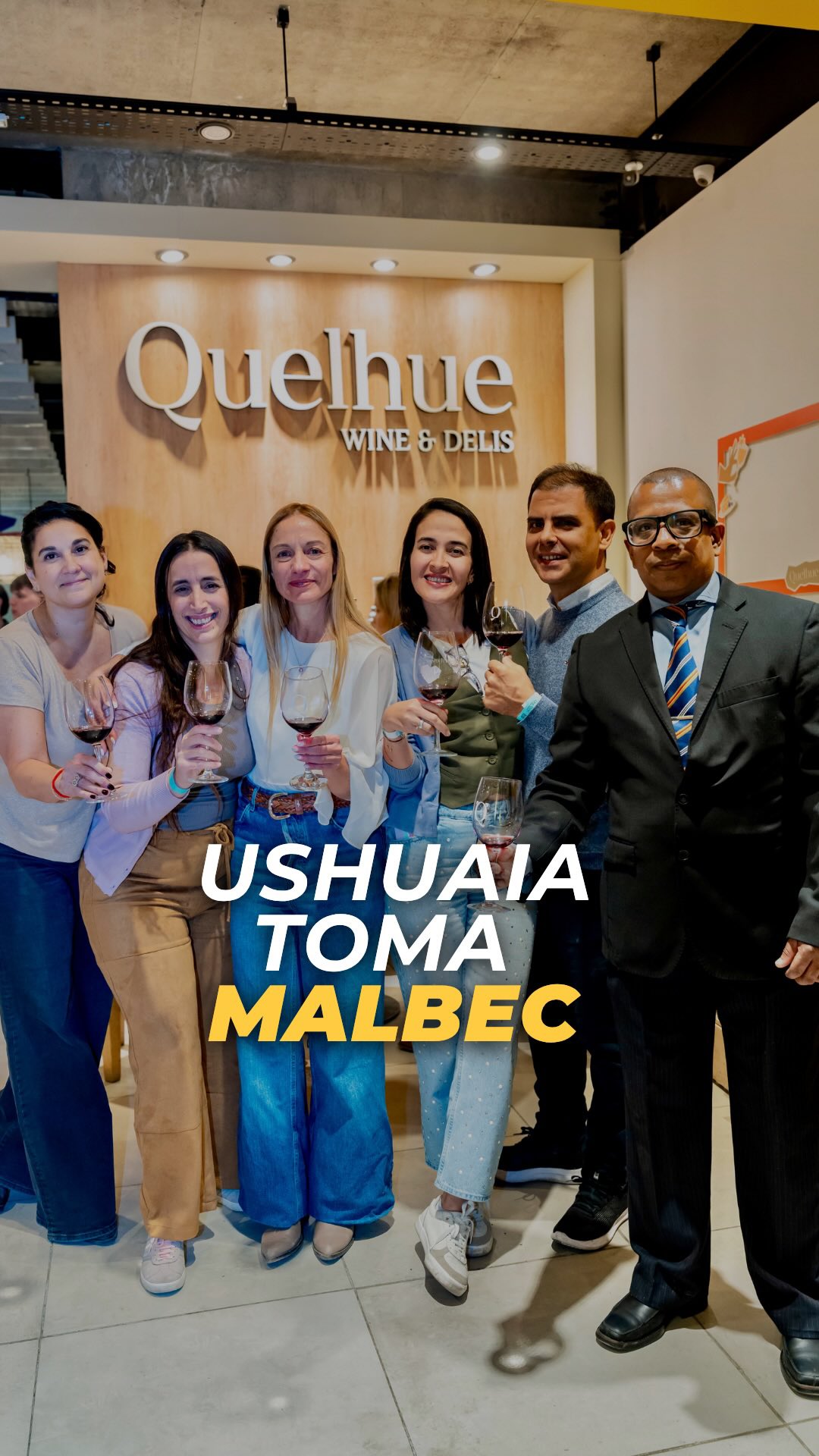 🍷Una noche donde el vino fue el punto de encuentro!
Recorrido de sabores, música y un ambiente que invitaba a quedarse un rato más… y después otro 😉
Así se celebró el Día del Malbec en @quelhue.wineshop, con la sala llena y mucha energía 🔥
Y entre brindis y charlas, llegó una novedad:
se presentó en la ciudad VinitoQ, lo nuevo de #Quelhue
¿Lo viste?