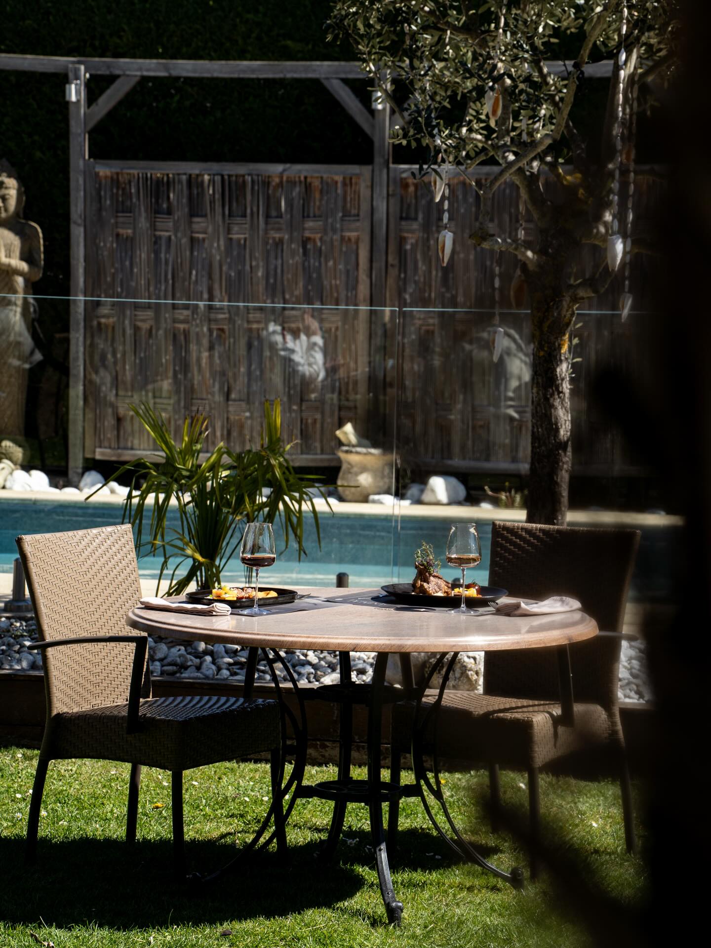 💛 Ces moments-là, on ne les planifie pas… mais on les réserve.
Un déjeuner en plein air, un verre au soleil, une cuisine qui surprend.
Le Christina, c’est ça.
📞 +33 4 50 38 69 45
#printemps #terrasse